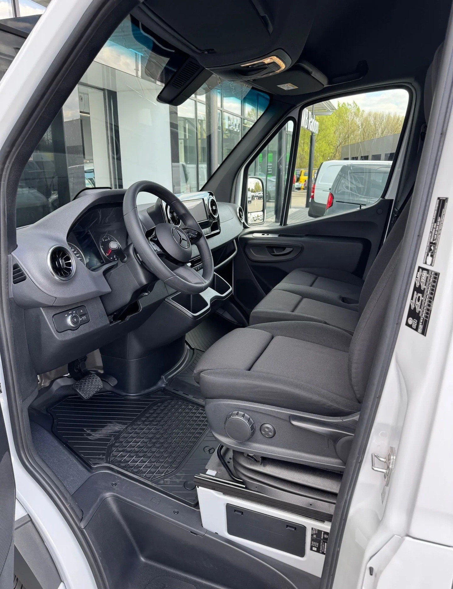 MERCEDES-BENZ Sprinter 317 CDI Standard 9G-TRONIC 7 Sitzer-image-6