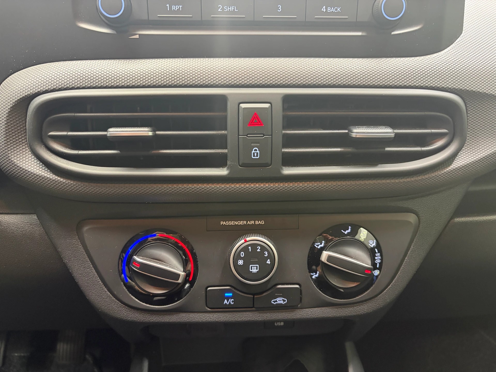 HYUNDAI i10 1.0 Origo - 1ère main-image-19