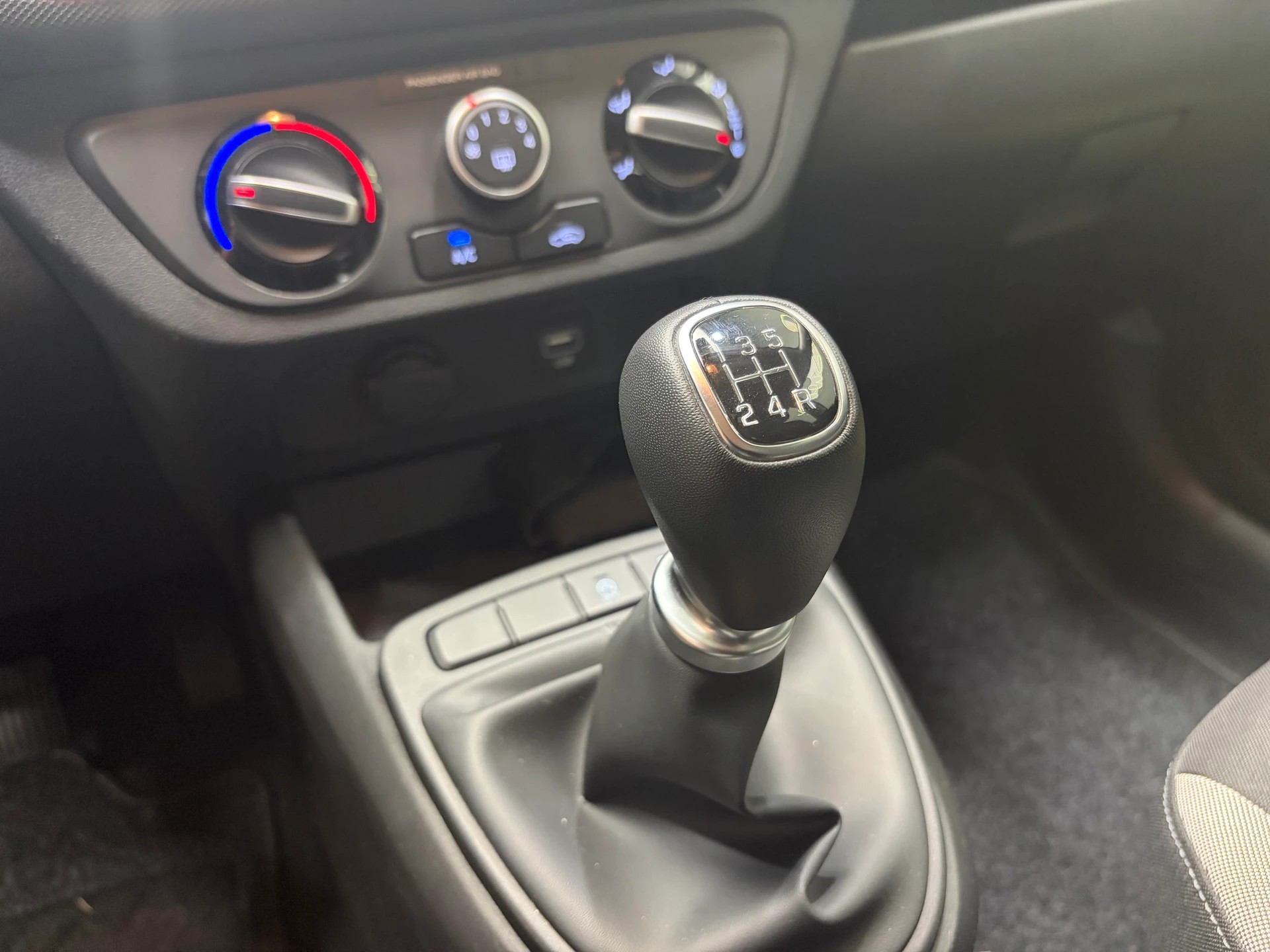 HYUNDAI i10 1.0 Origo - 1ère main-image-20