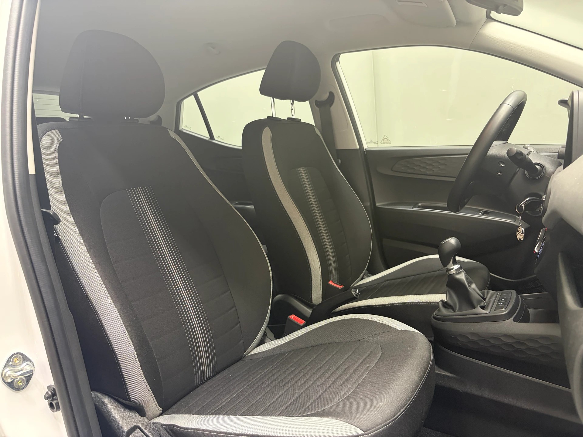 HYUNDAI i10 1.0 Origo - 1ère main-image-10
