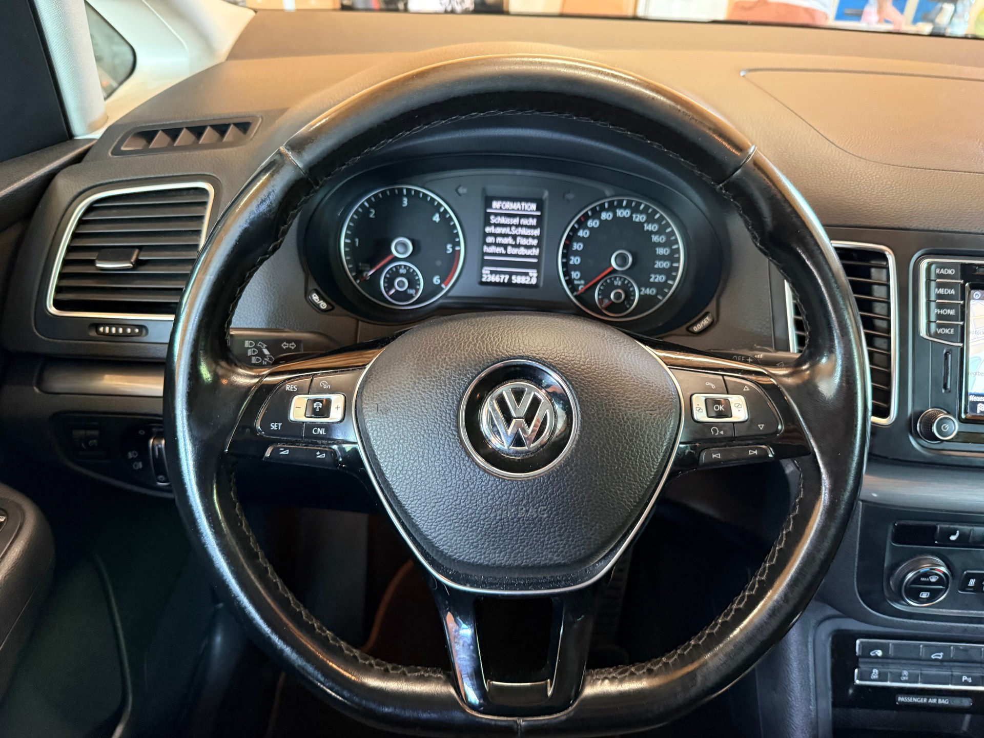 VW Sharan 2.0 TDI BMT Allstar DSG-image-10