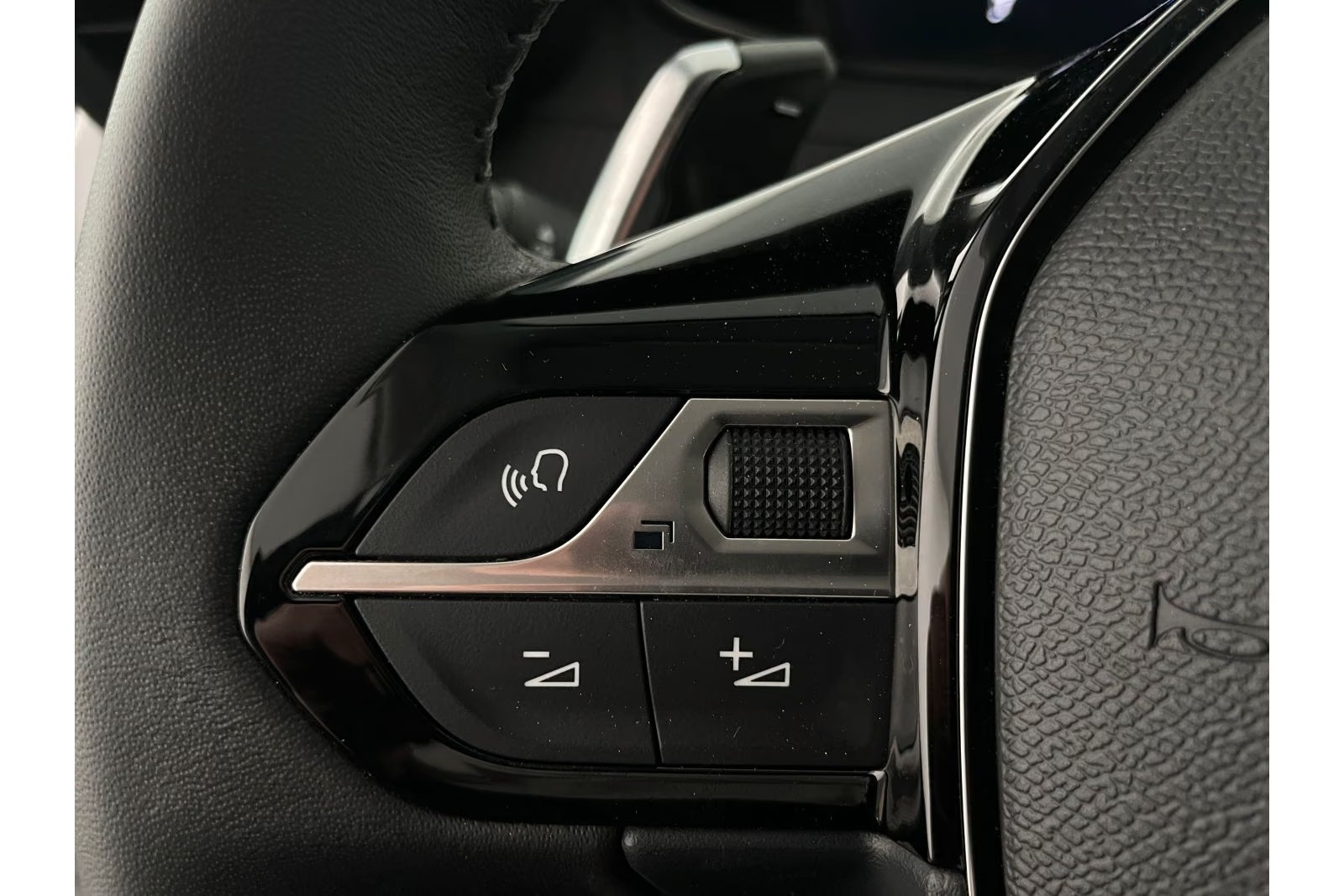 PEUGEOT 208 1.2 Hybrid Allure-image-35