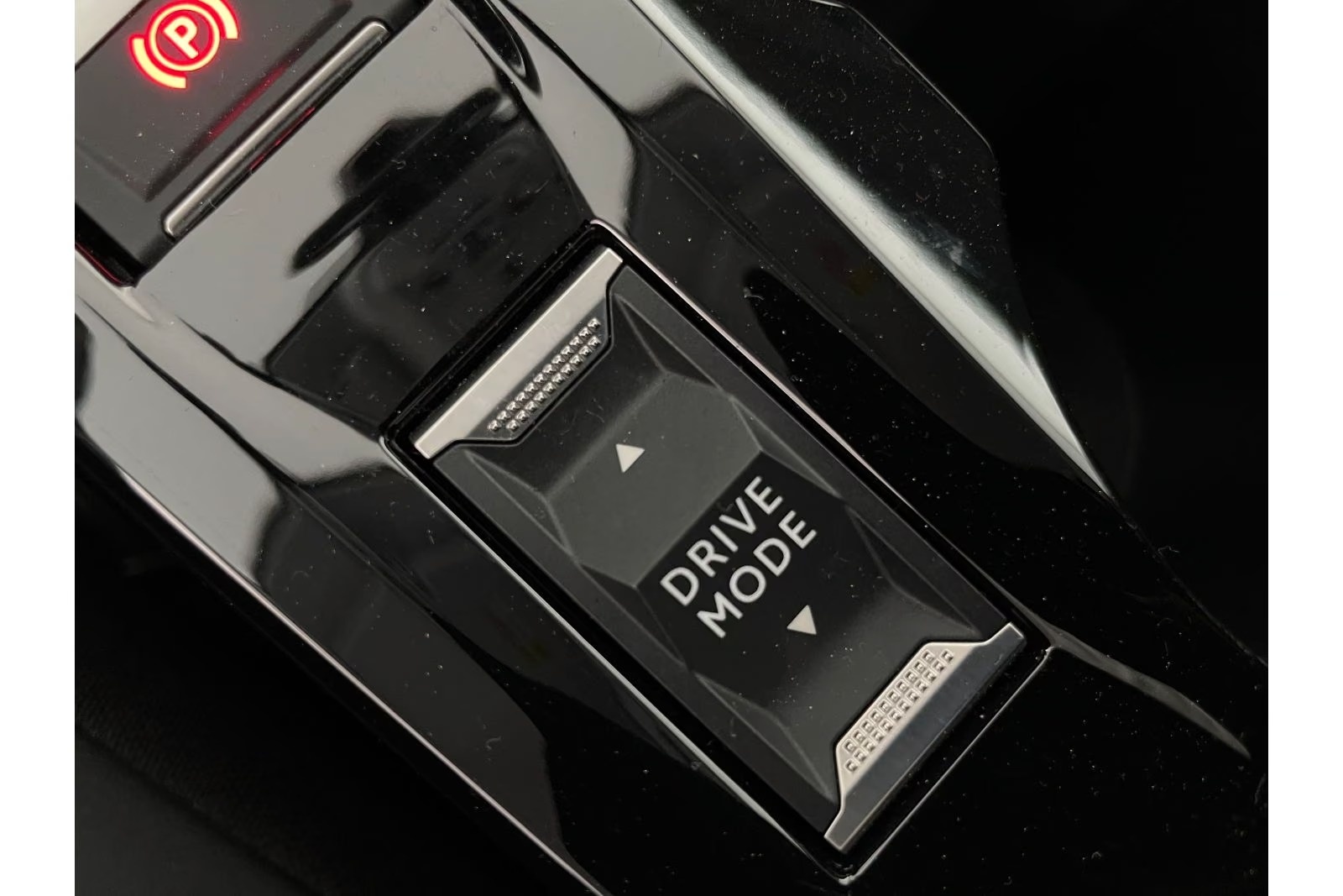 PEUGEOT 208 1.2 Hybrid Allure-image-57