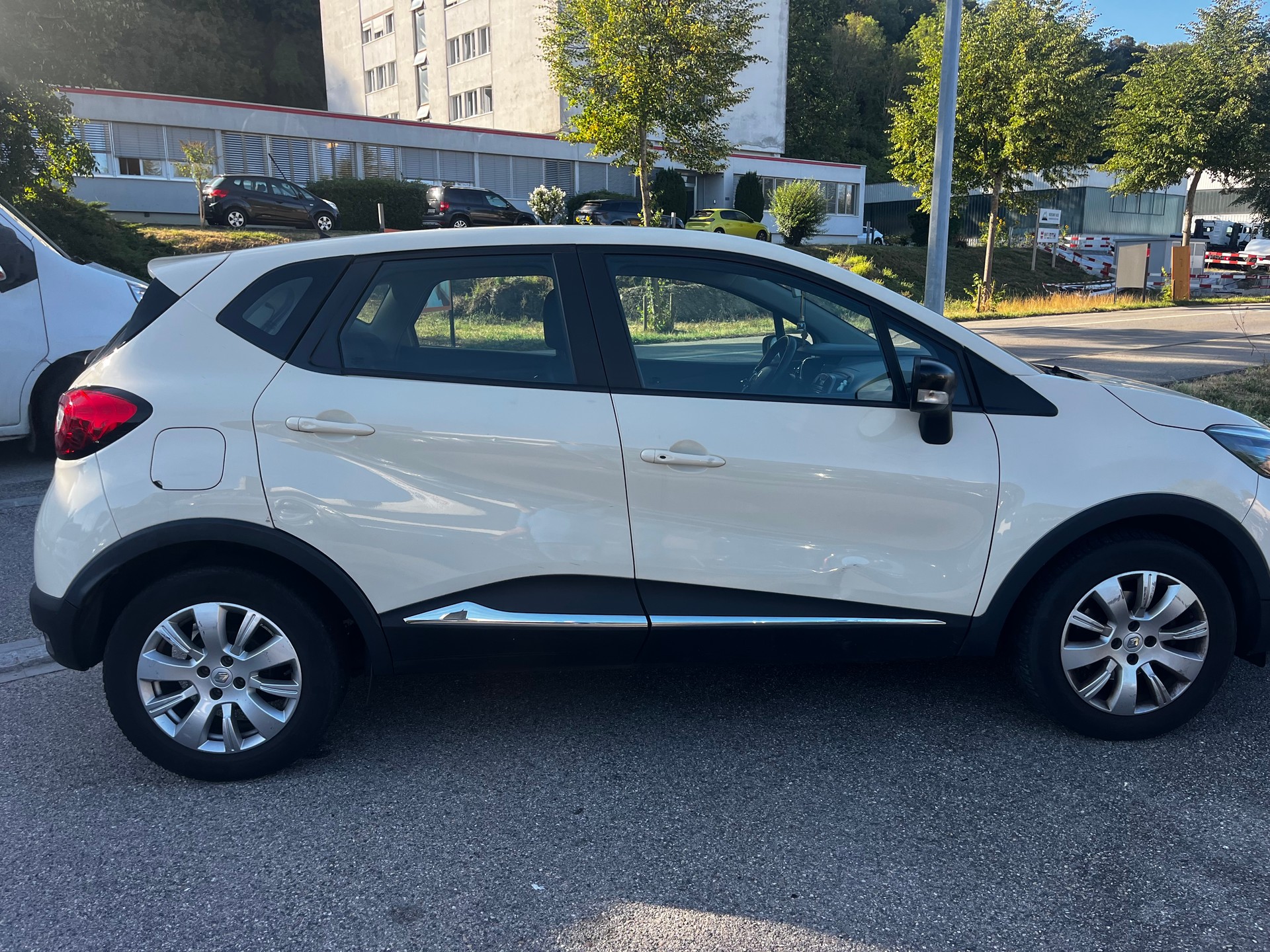 RENAULT Captur 1.2 T 16V Privilège EDC-image-1