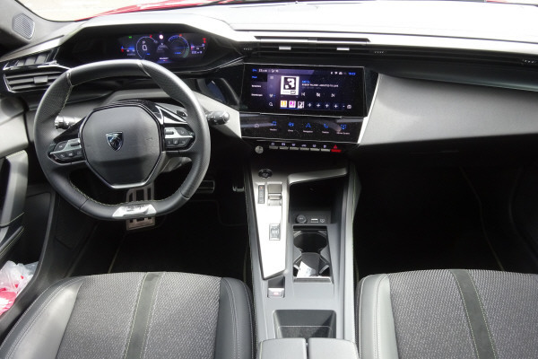 PEUGEOT 308 SW 1.2 HEV 136 GT-image-5