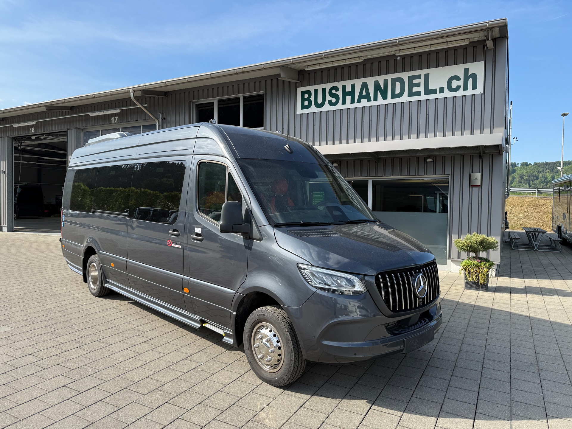 MERCEDES-BENZ Midibus mit 17/21 Plätze oder bis 4 Rollstühle