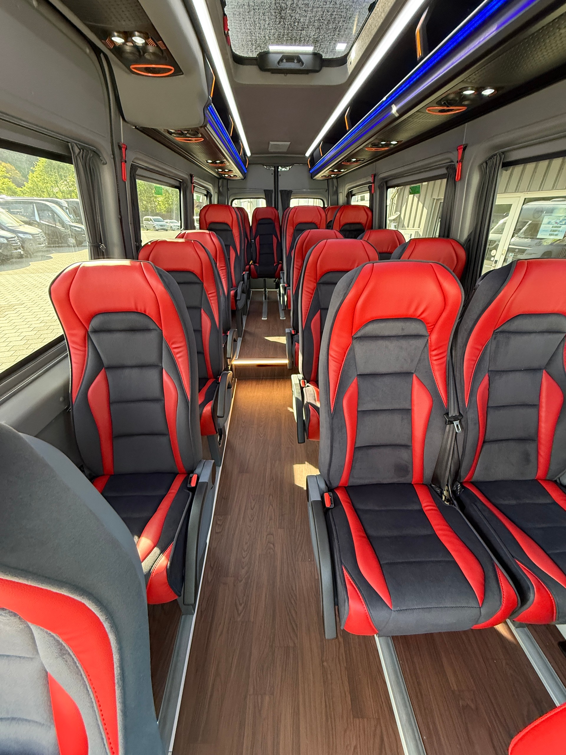 MERCEDES-BENZ Midibus mit 17/21 Plätze oder bis 4 Rollstühle-image-9