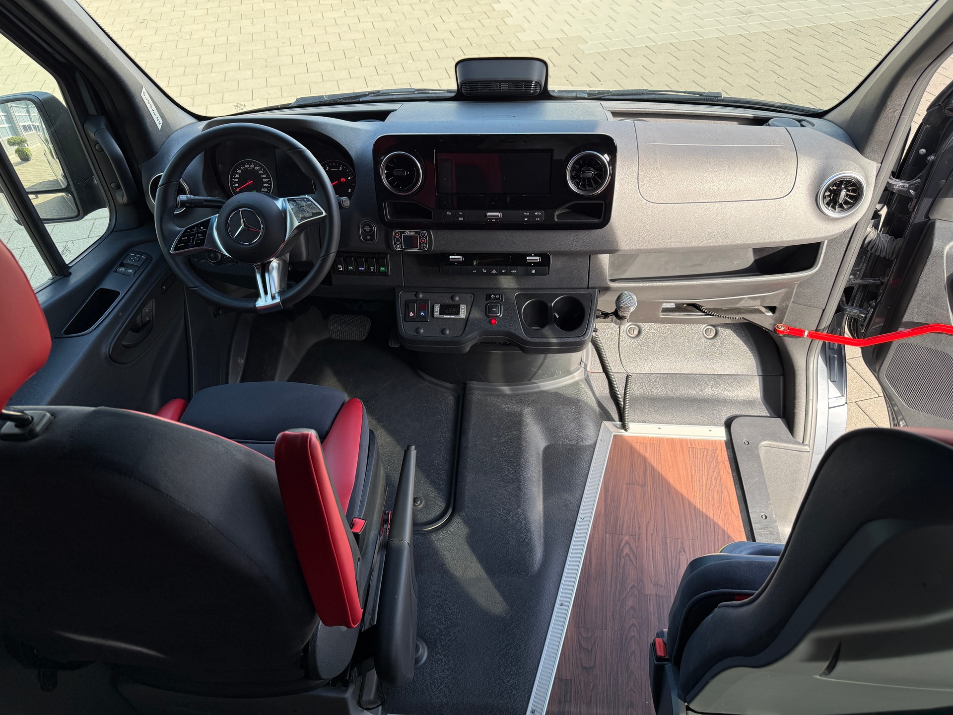 MERCEDES-BENZ Midibus mit 17/21 Plätze oder bis 4 Rollstühle-image-13