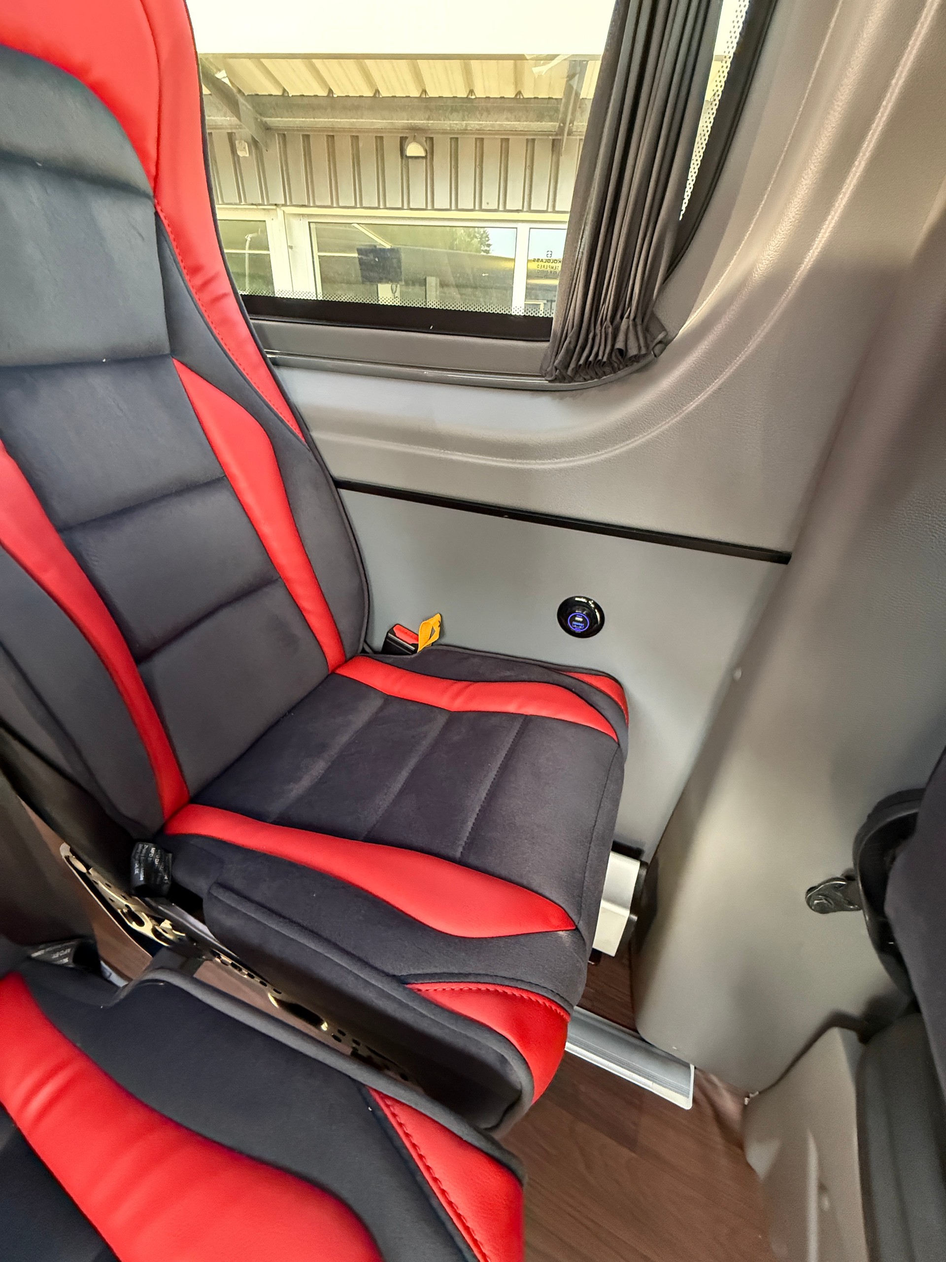 MERCEDES-BENZ Midibus mit 17/21 Plätze oder bis 4 Rollstühle-image-11