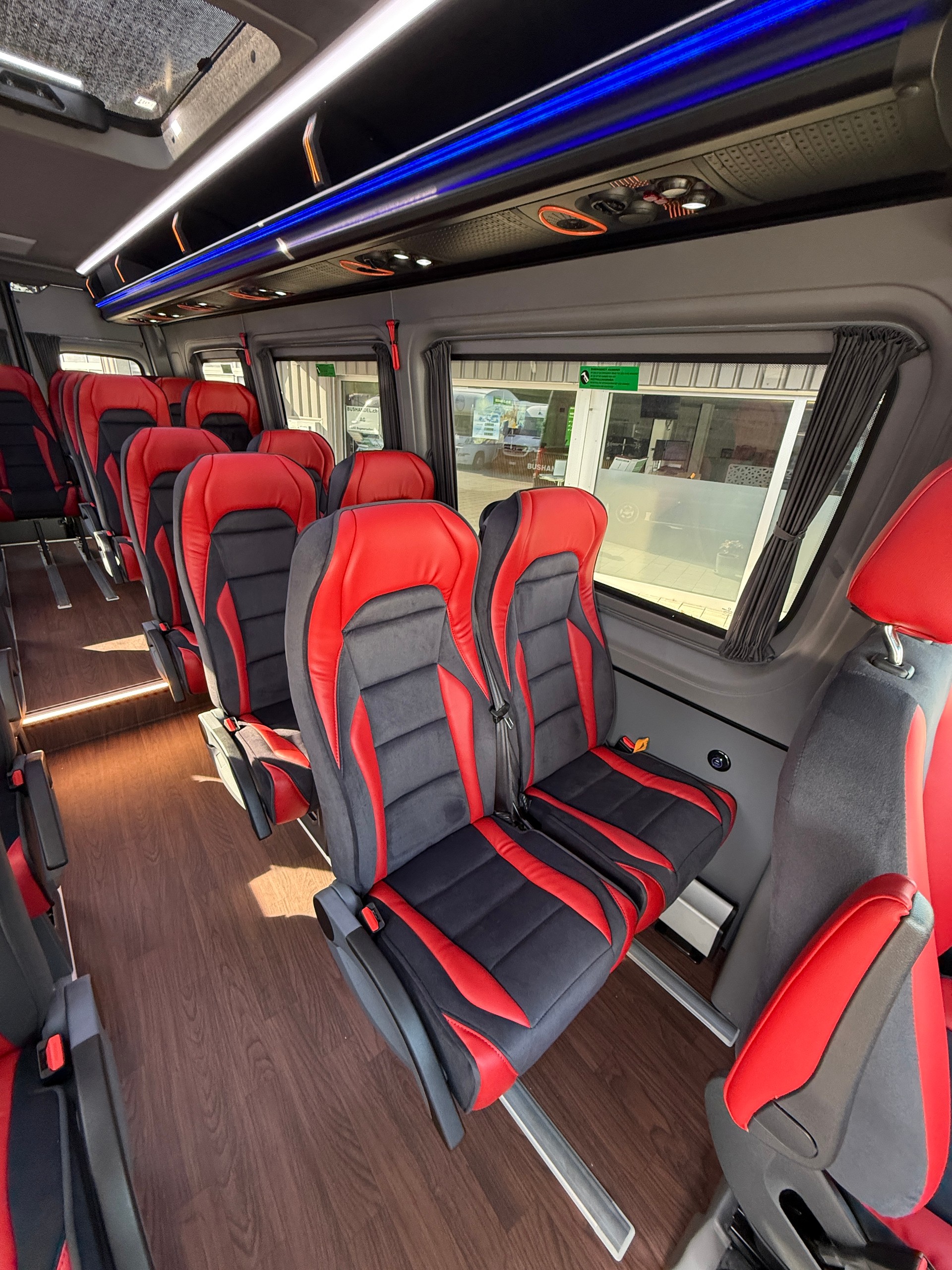 MERCEDES-BENZ Midibus mit 17/21 Plätze oder bis 4 Rollstühle-image-8