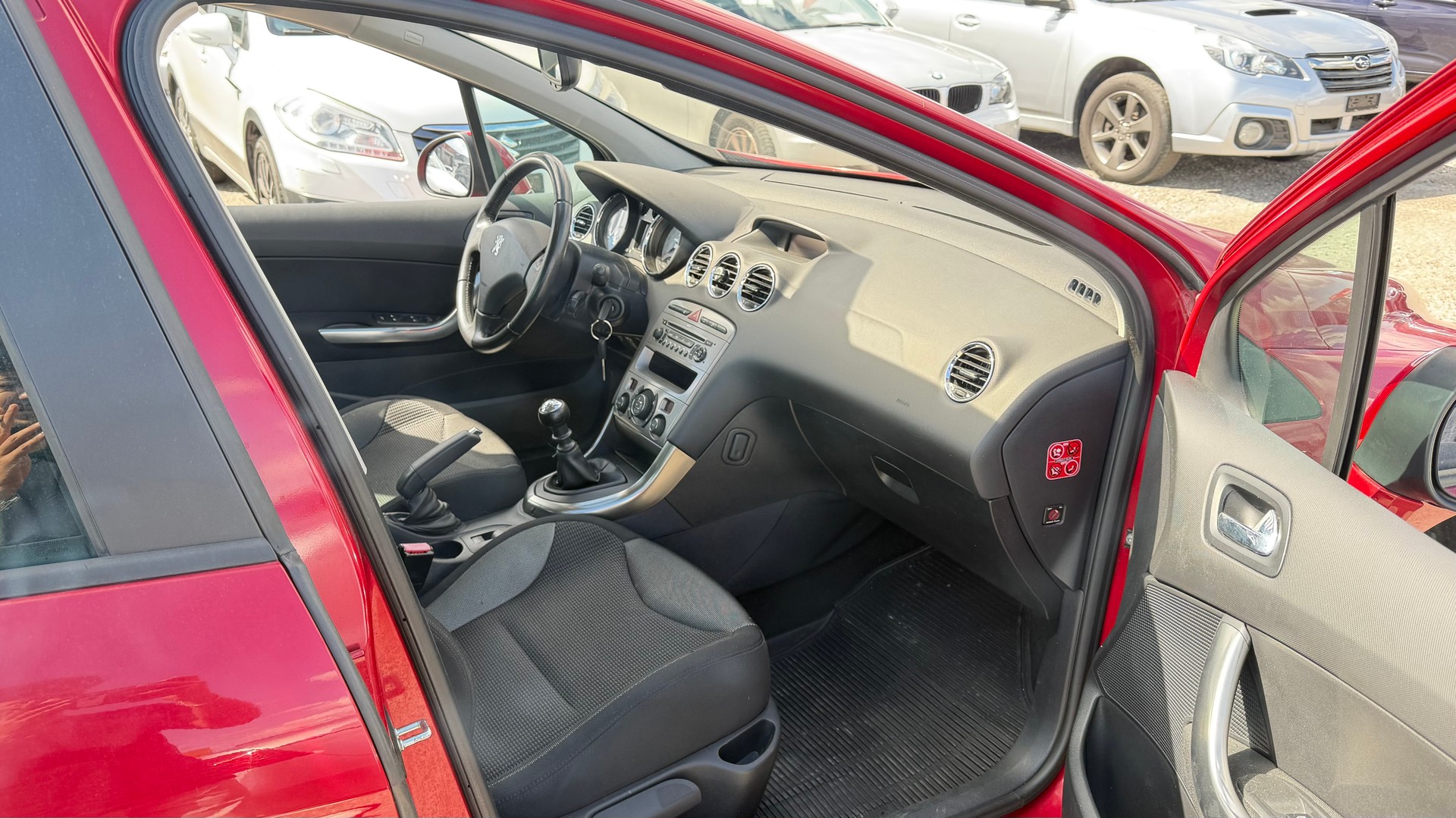 PEUGEOT 308 1.6 16V T Swiss Edition-image-8