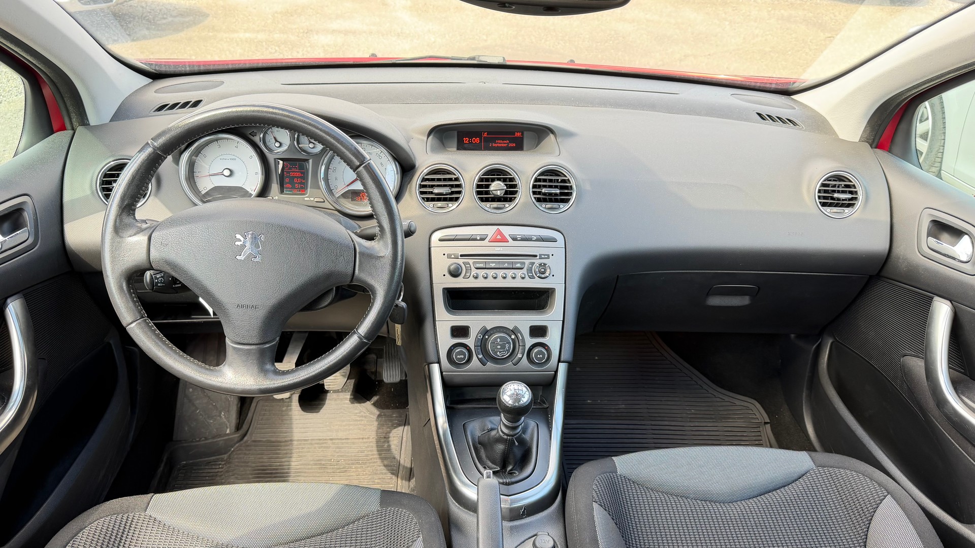 PEUGEOT 308 1.6 16V T Swiss Edition-image-6