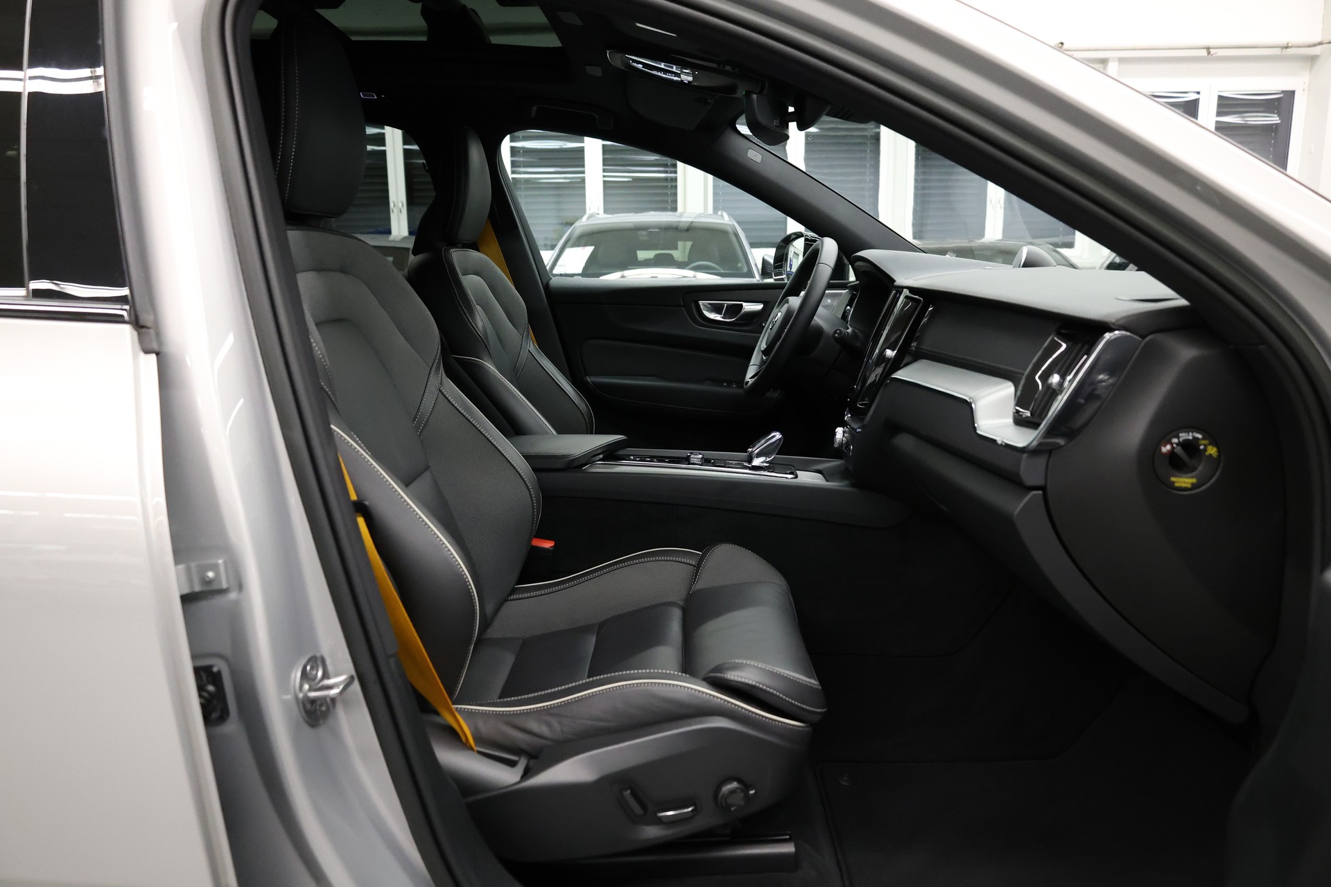 VOLVO XC60 2.0 T8 TE Polestar eAWD-image-17