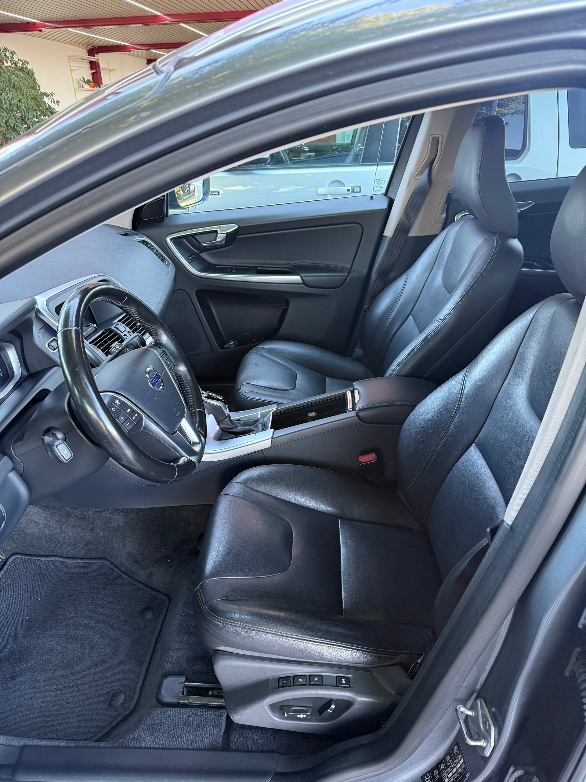 VOLVO XC60 D4 AWD Summum Geartronic-image-3