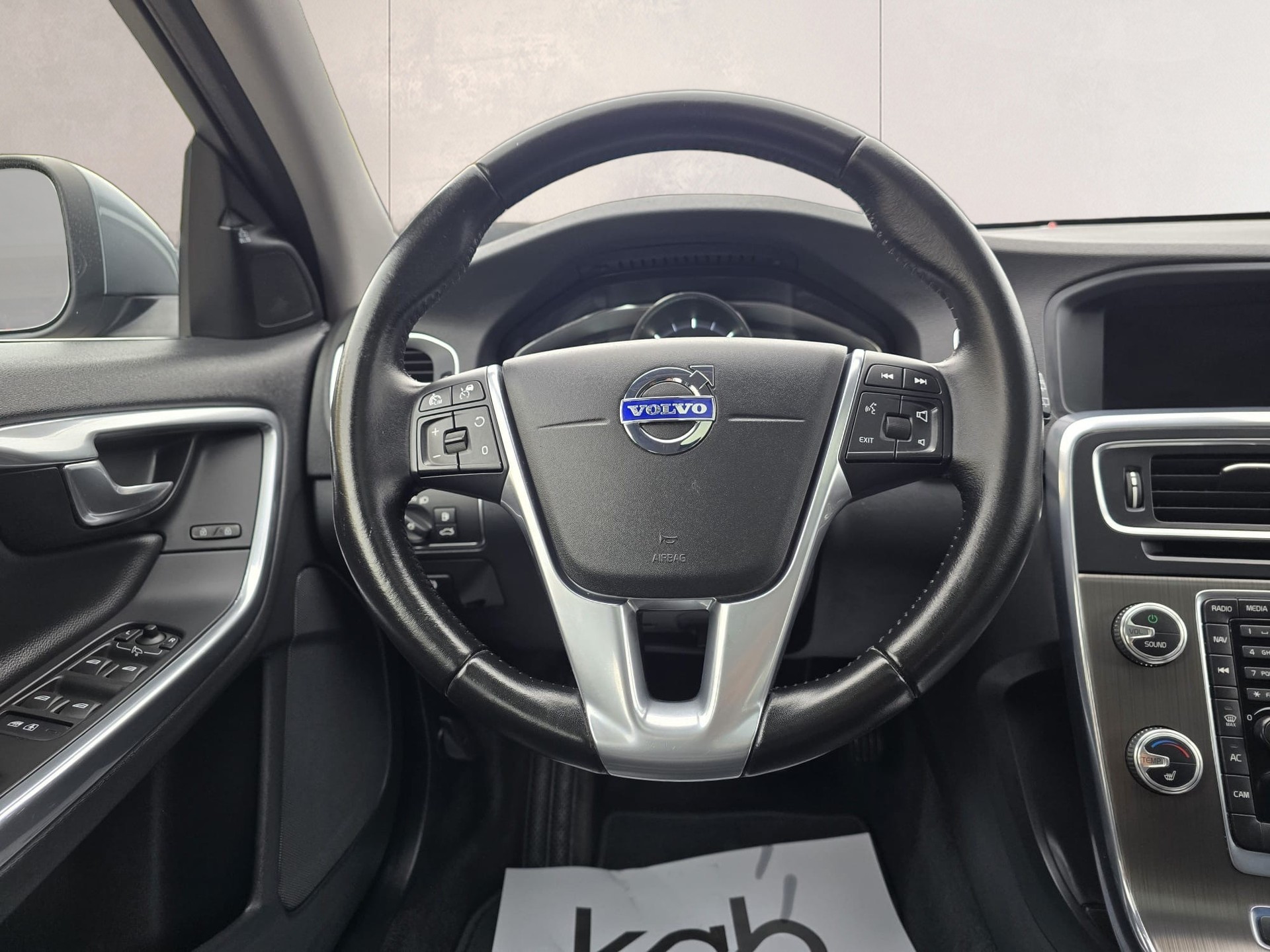 VOLVO V60 D6 AWD Plug-in Hybrid Summum Geartronic-image-10