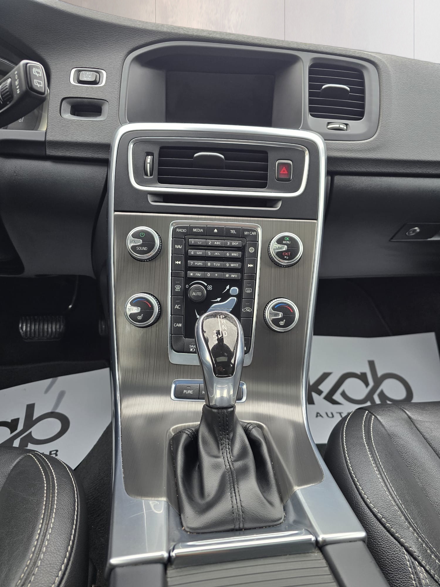 VOLVO V60 D6 AWD Plug-in Hybrid Summum Geartronic-image-11