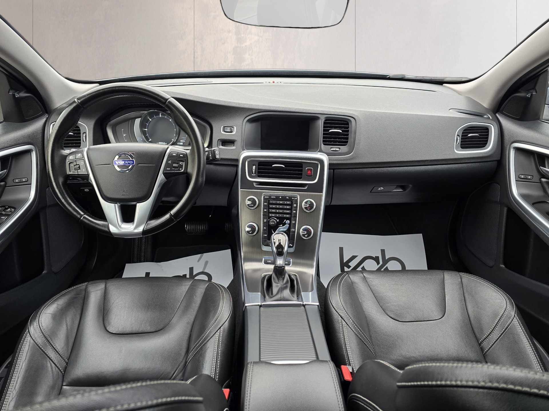 VOLVO V60 D6 AWD Plug-in Hybrid Summum Geartronic-image-9
