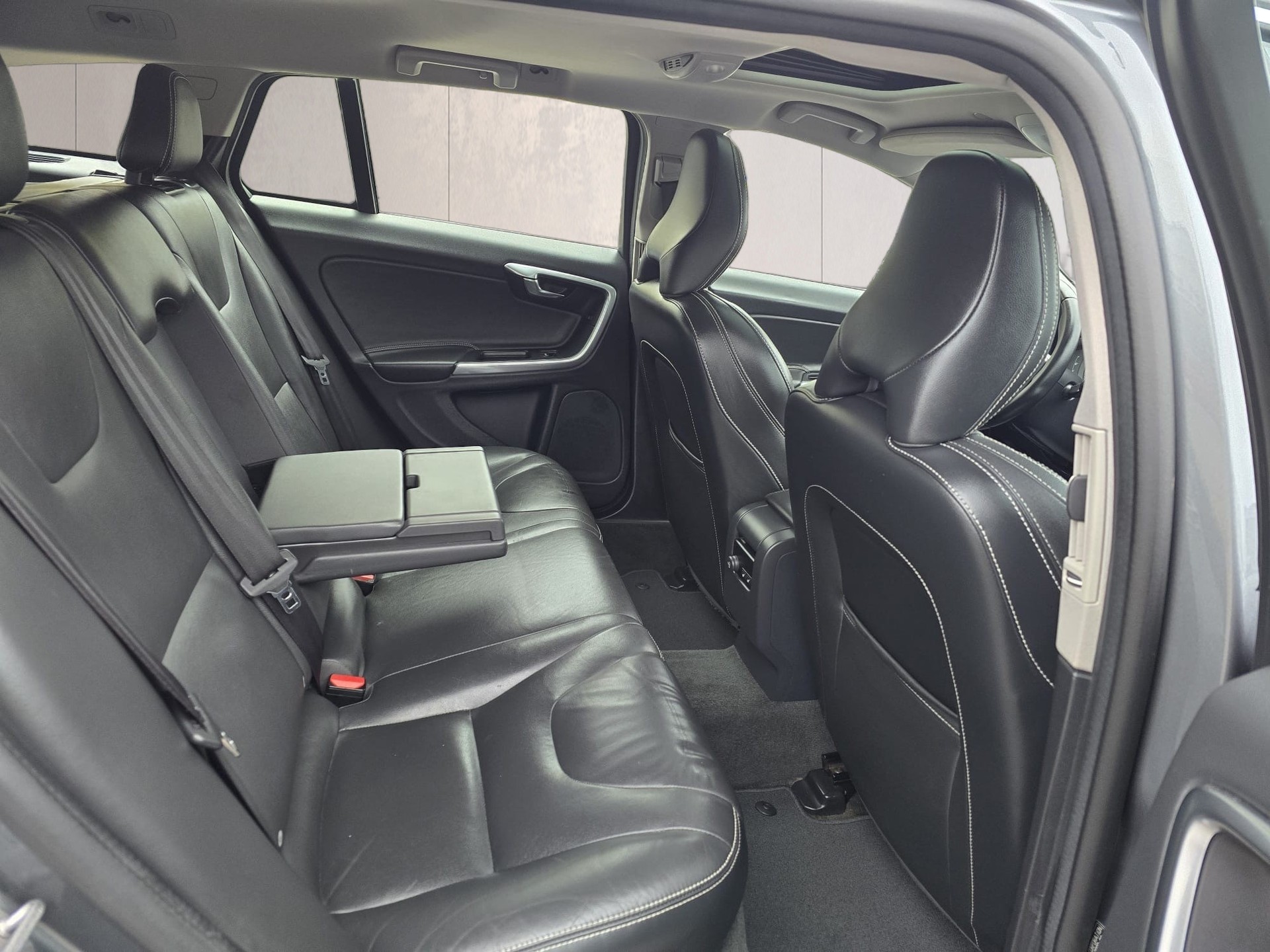 VOLVO V60 D6 AWD Plug-in Hybrid Summum Geartronic-image-22