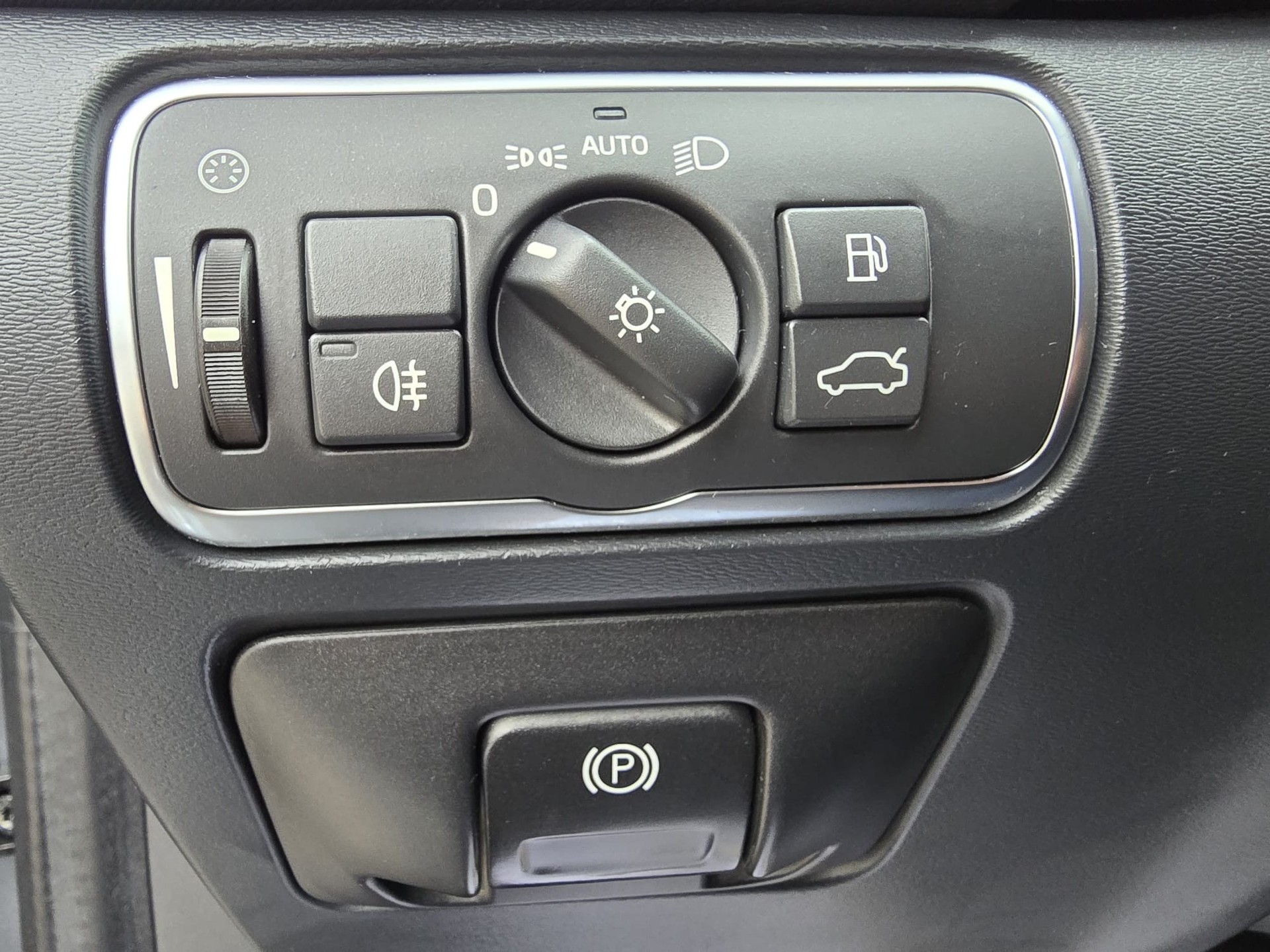 VOLVO V60 D6 AWD Plug-in Hybrid Summum Geartronic-image-14