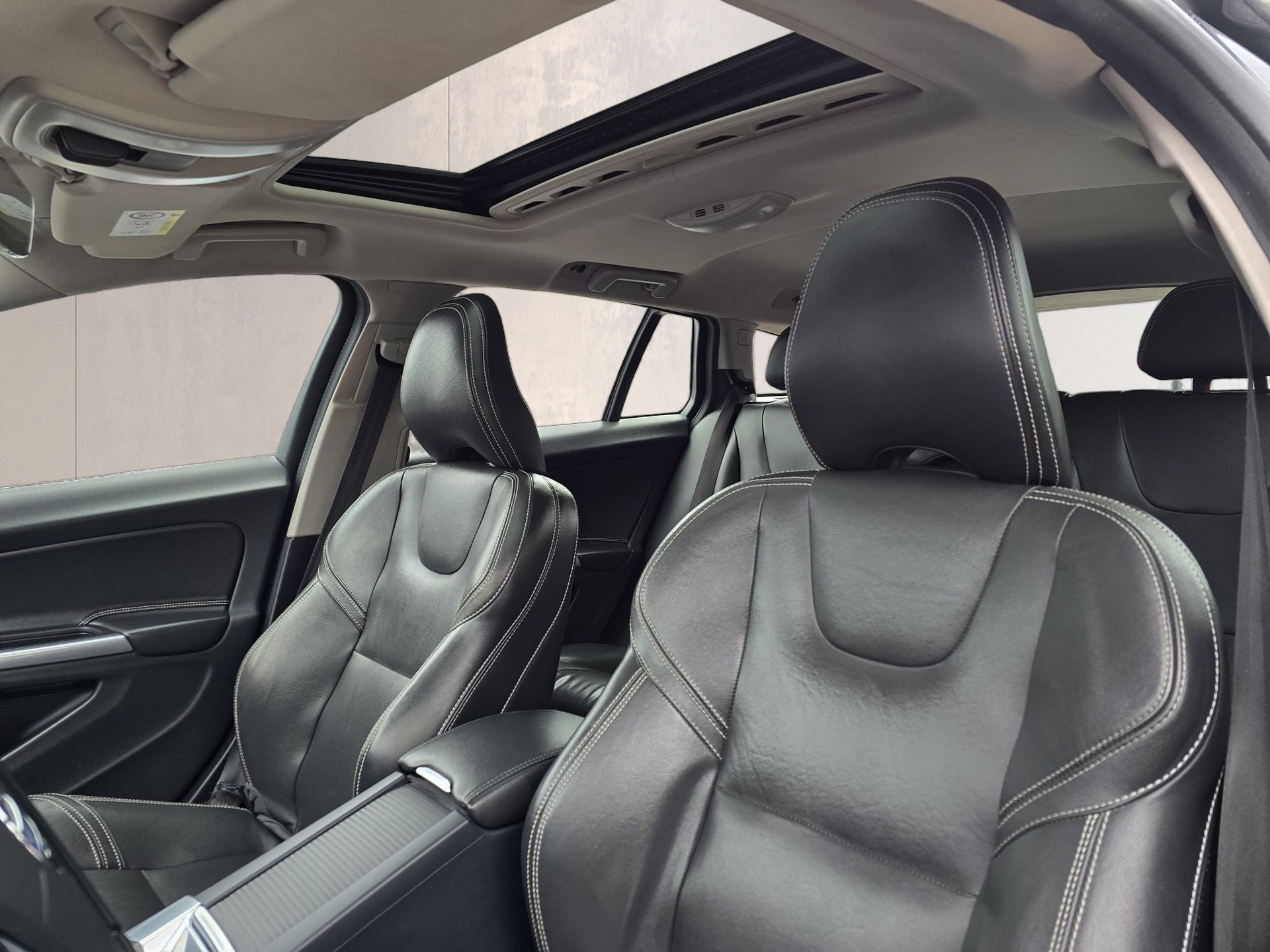 VOLVO V60 D6 AWD Plug-in Hybrid Summum Geartronic-image-18