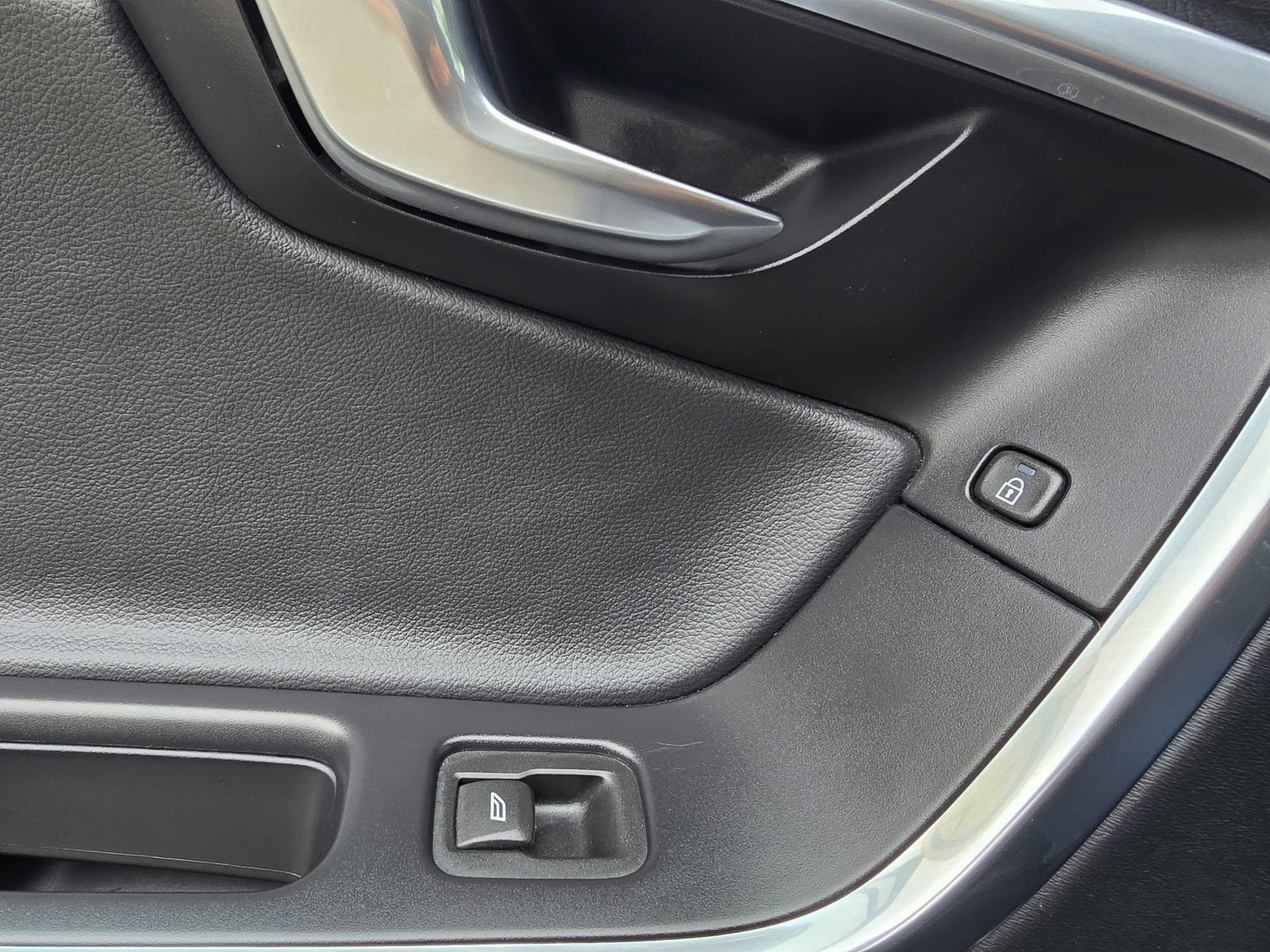 VOLVO V60 D6 AWD Plug-in Hybrid Summum Geartronic-image-16