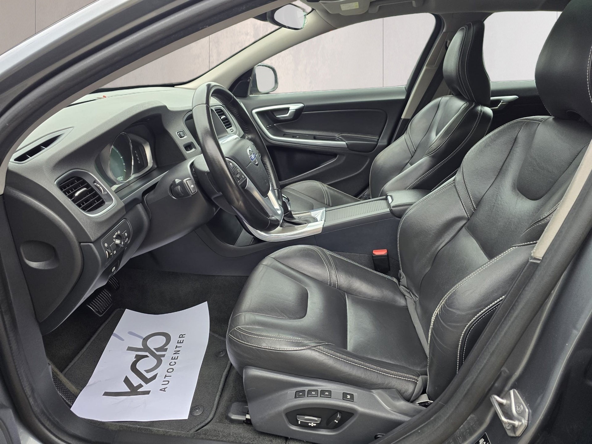 VOLVO V60 D6 AWD Plug-in Hybrid Summum Geartronic-image-19