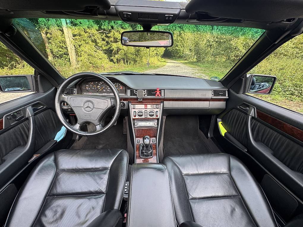 MERCEDES-BENZ E 220-image-4