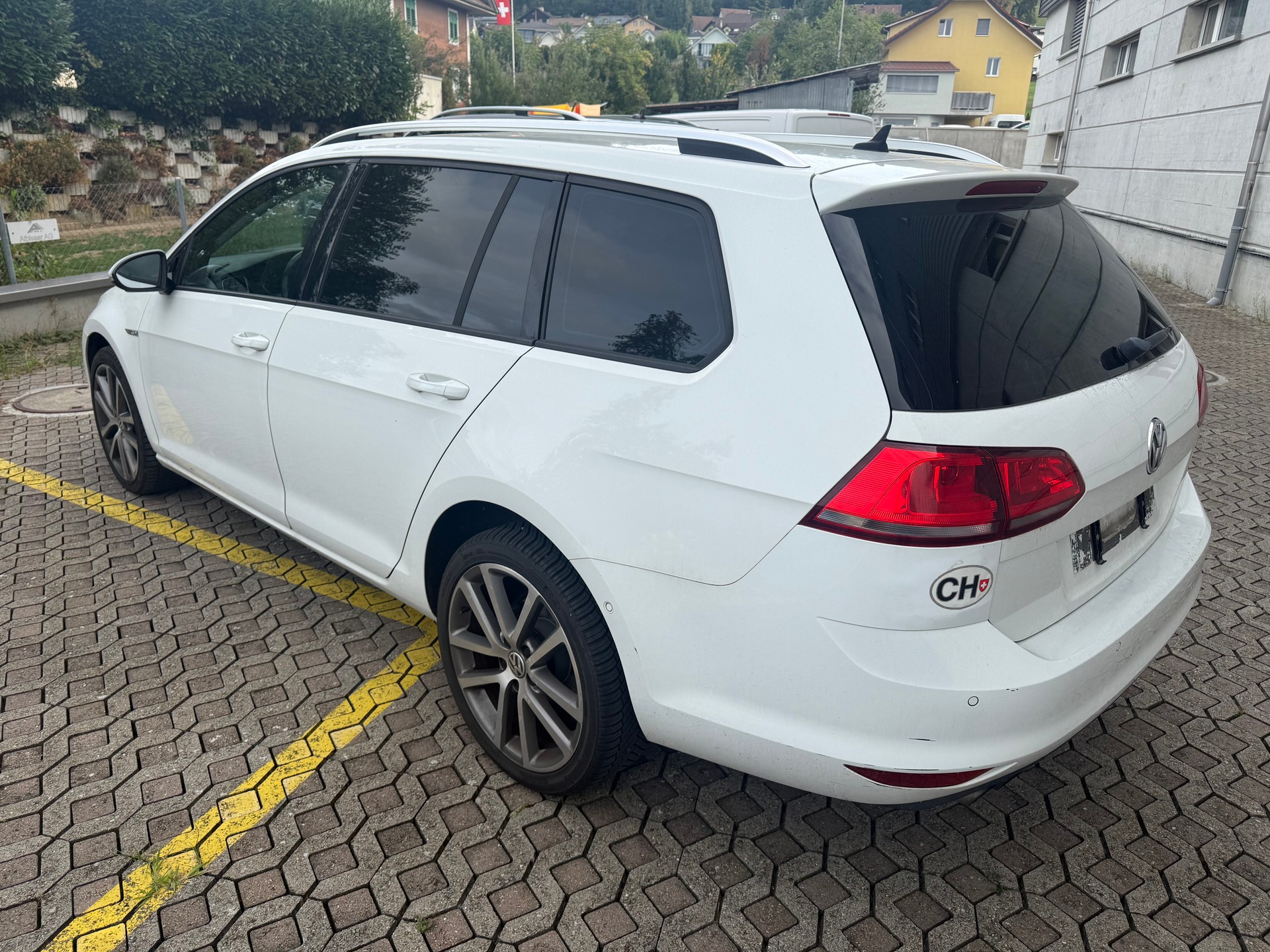 VW Golf Variant 1.6 TDI Cup 4Motion-image-5