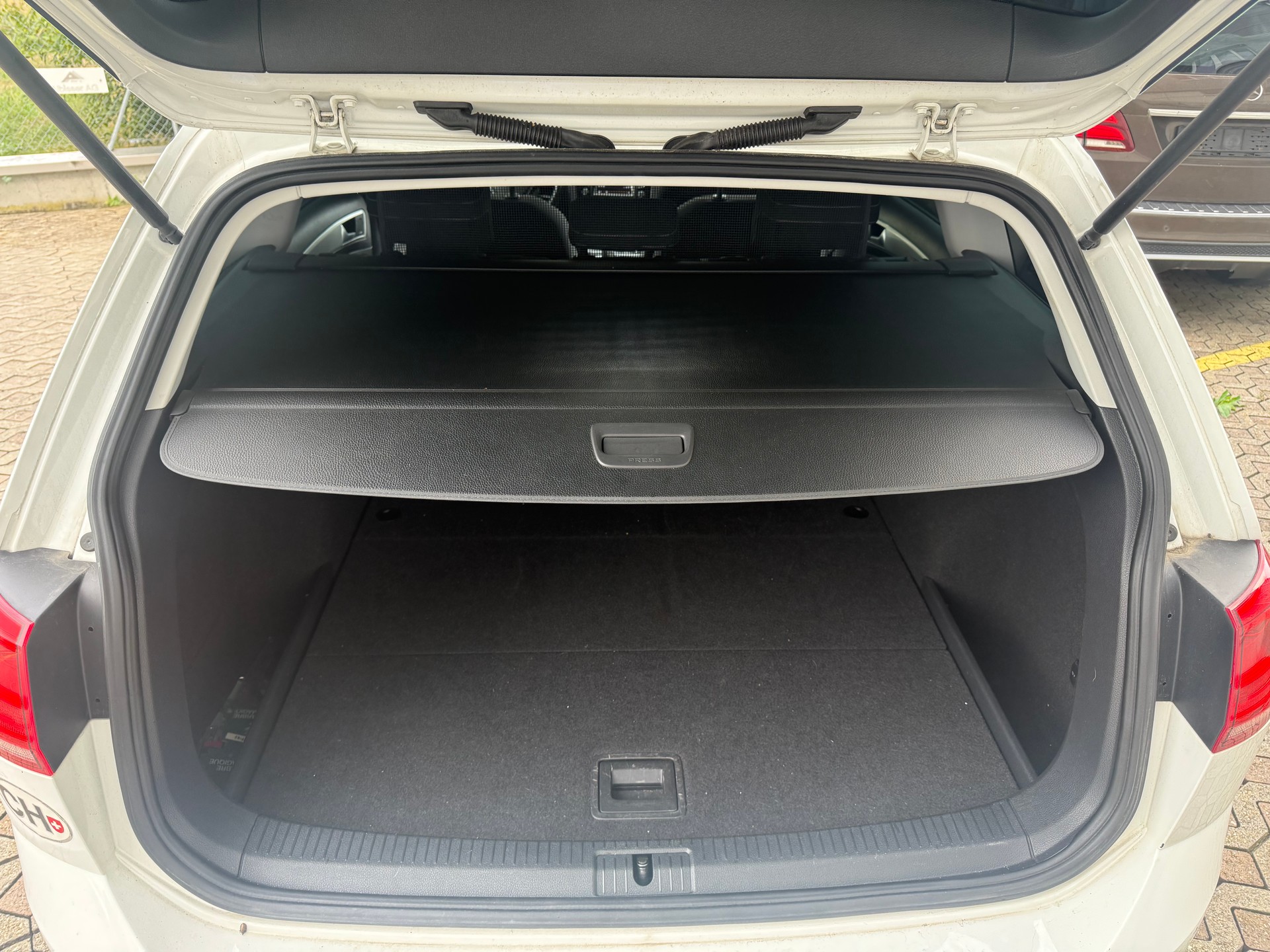 VW Golf Variant 1.6 TDI Cup 4Motion-image-6