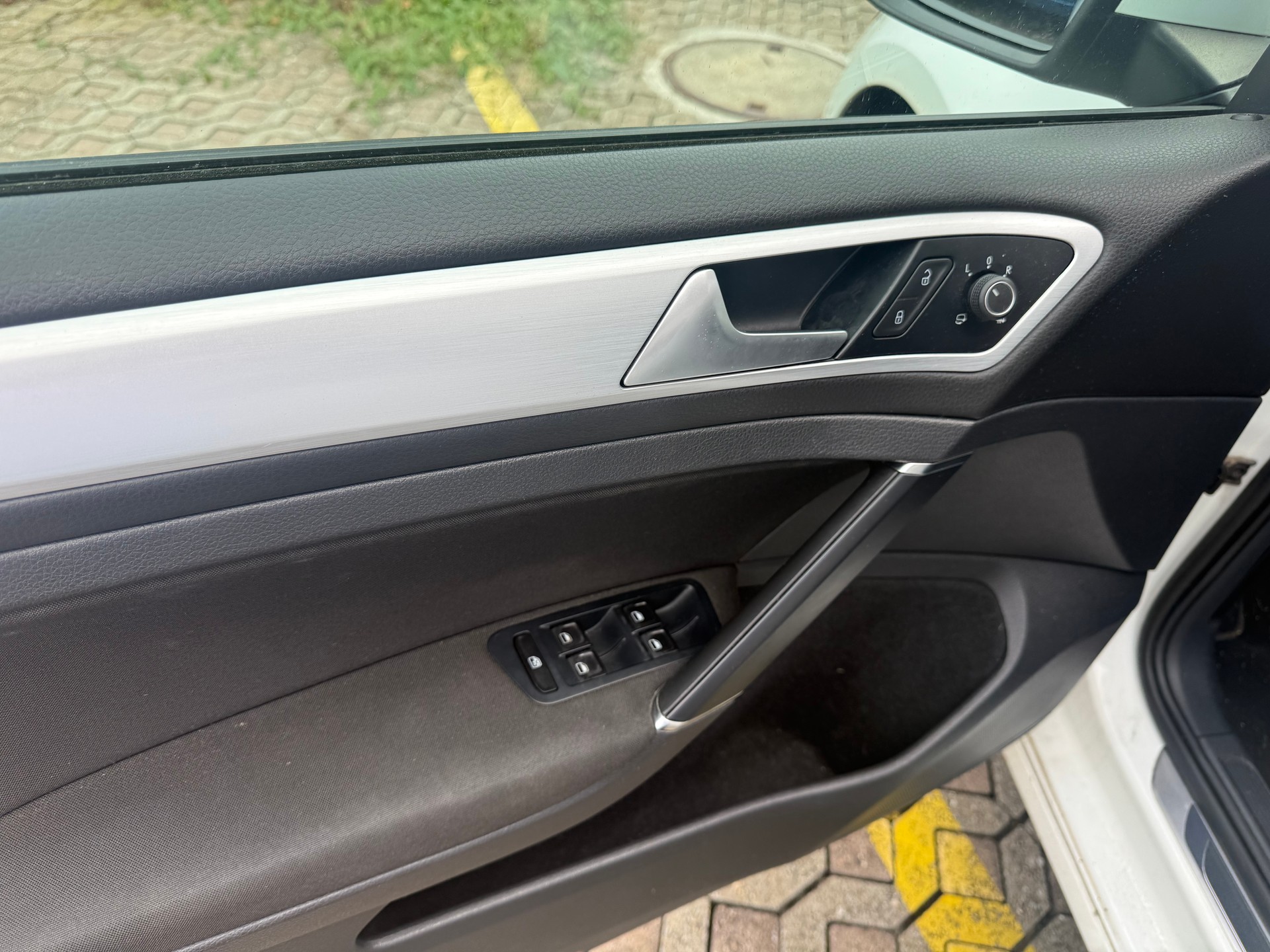 VW Golf Variant 1.6 TDI Cup 4Motion-image-13