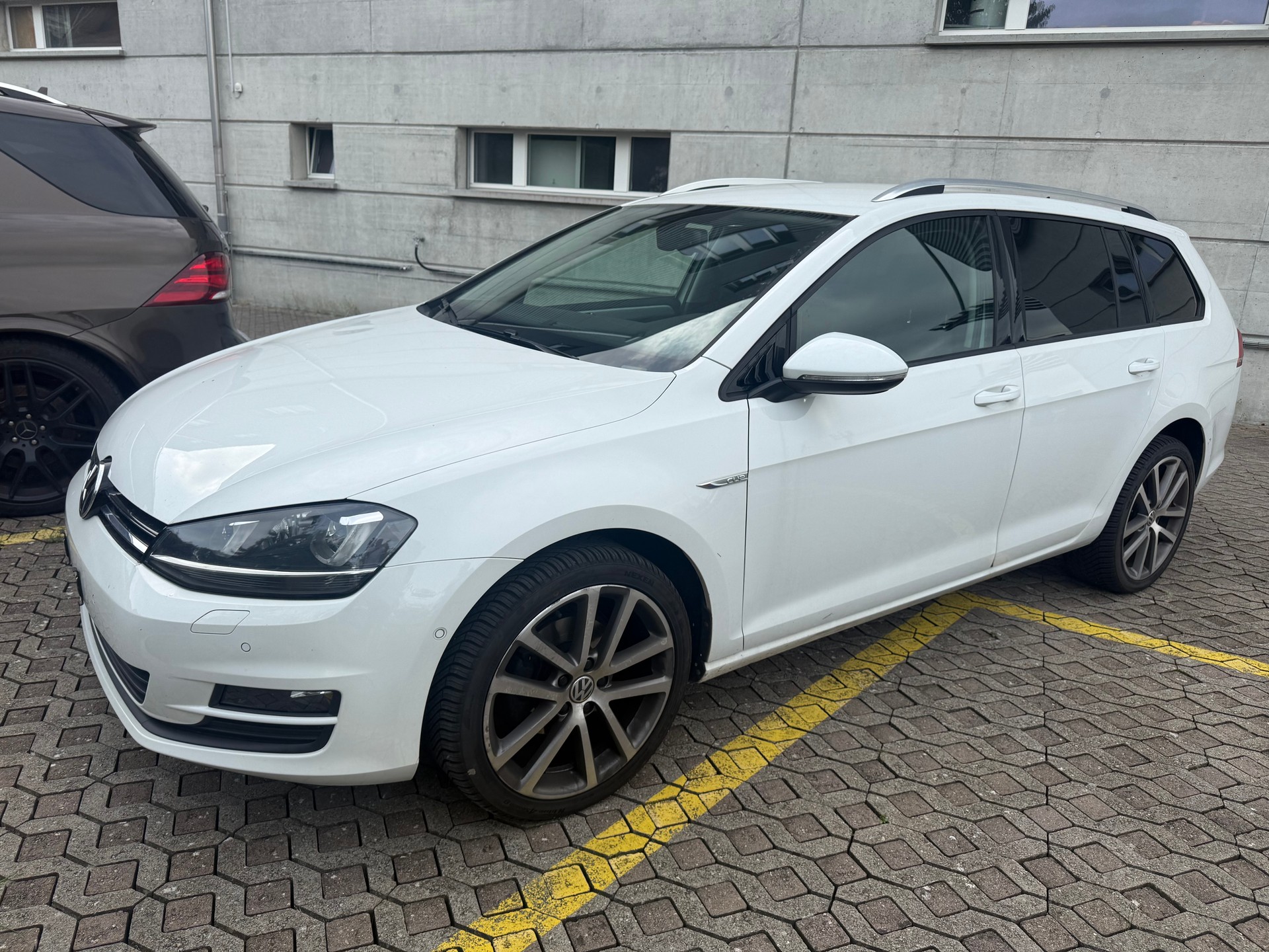 VW Golf Variant 1.6 TDI Cup 4Motion-image-1