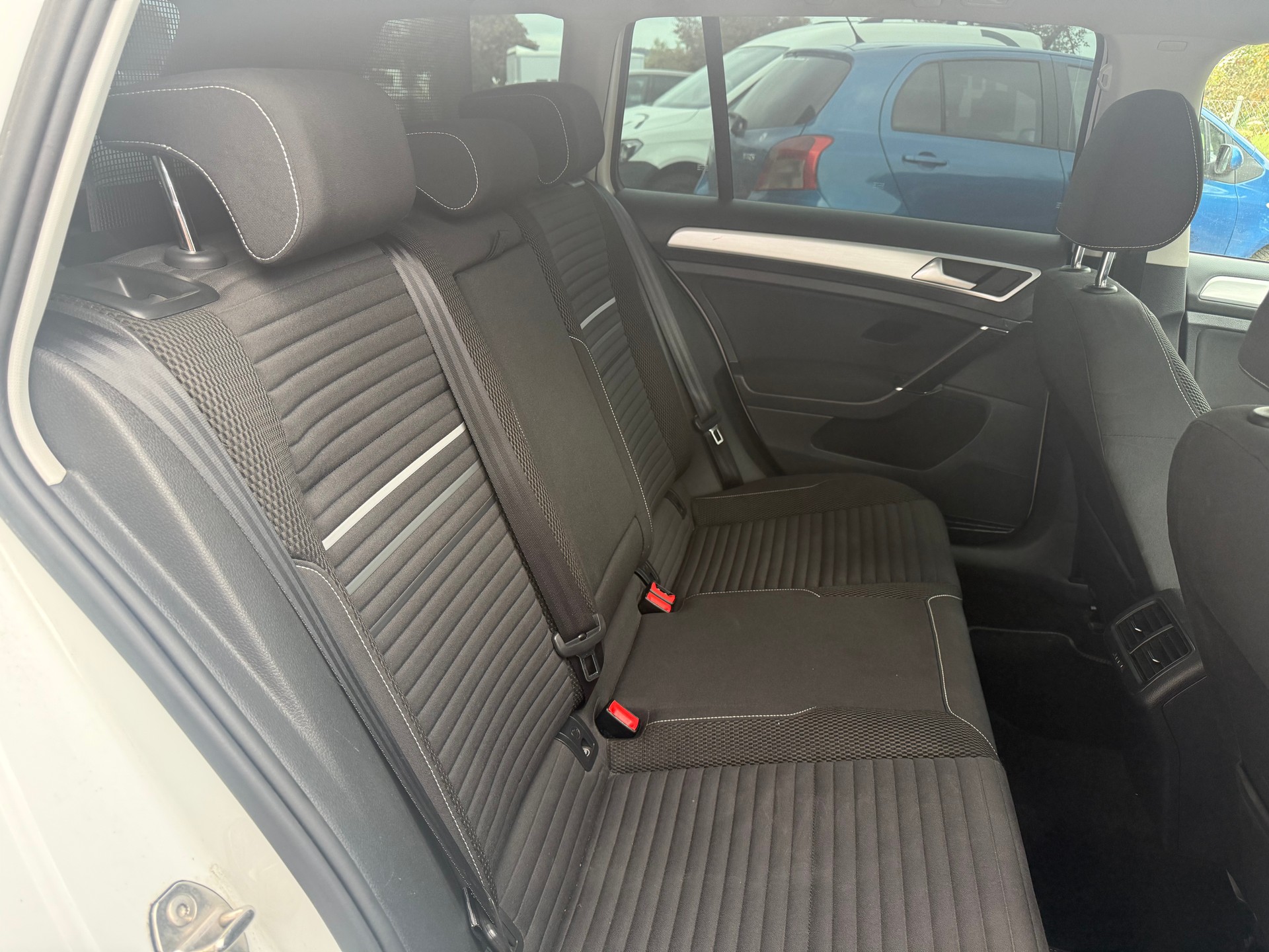 VW Golf Variant 1.6 TDI Cup 4Motion-image-9