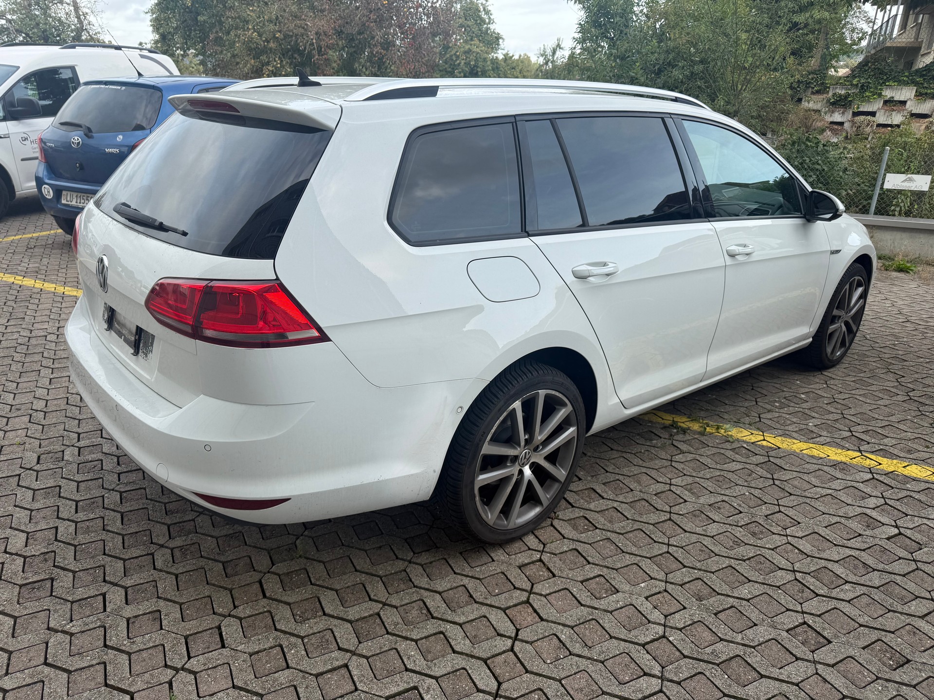 VW Golf Variant 1.6 TDI Cup 4Motion-image-3