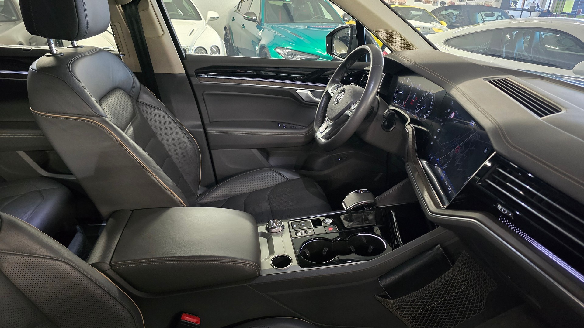 VW Touareg 3.0 TDI Elegance Tiptronic-image-16
