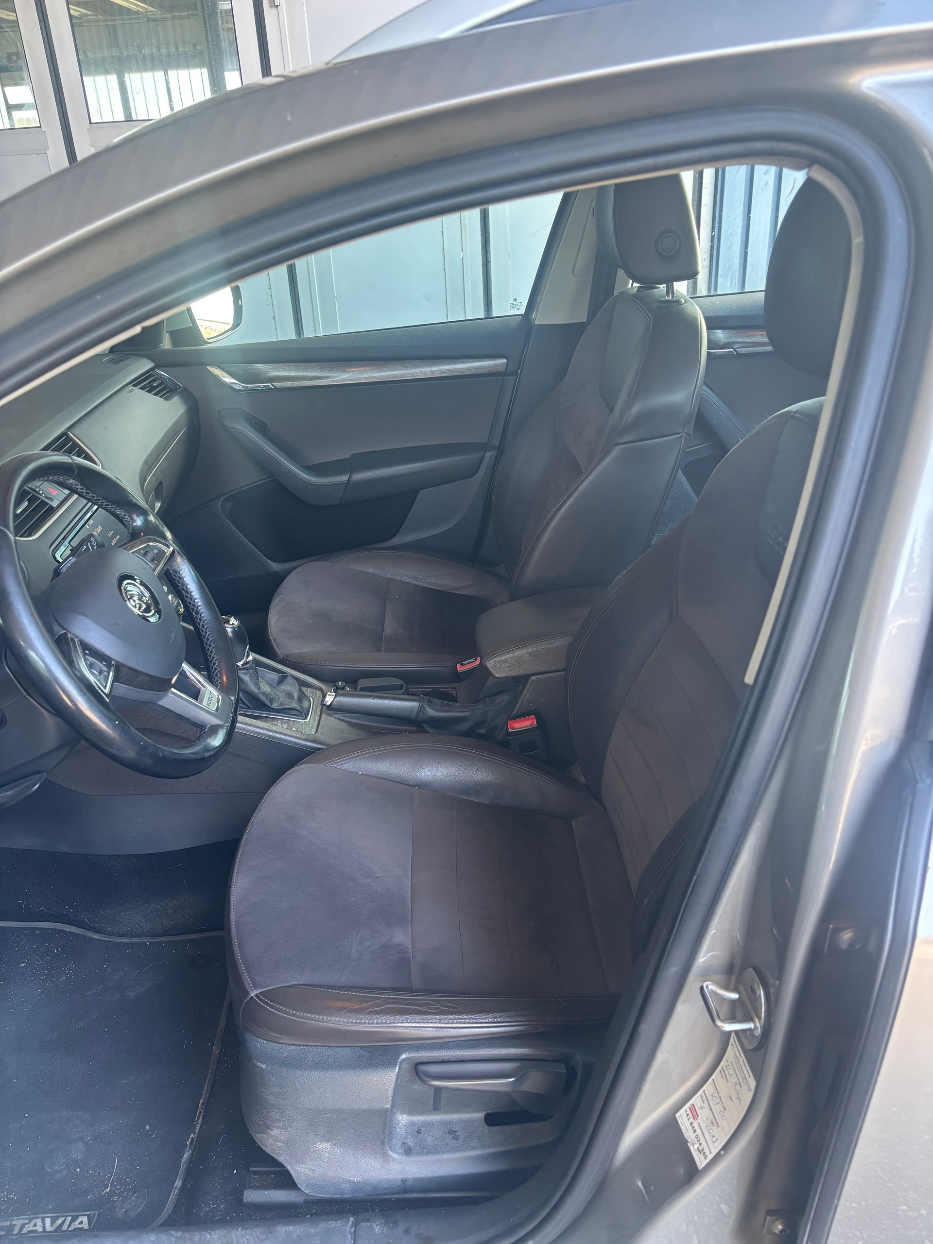 SKODA Octavia Combi 1.8 TSI Scout 4x4 DSG-image-5