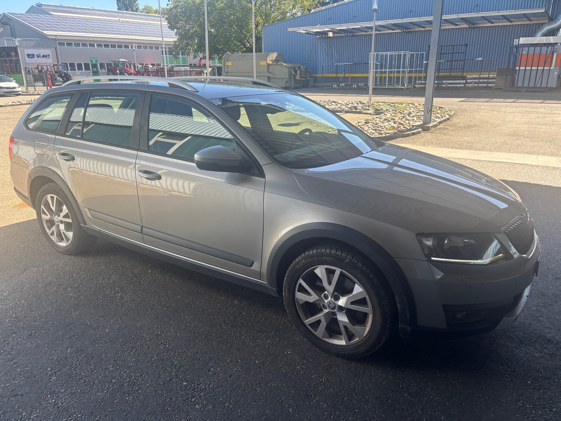 SKODA Octavia Combi 1.8 TSI Scout 4x4 DSG-image-2