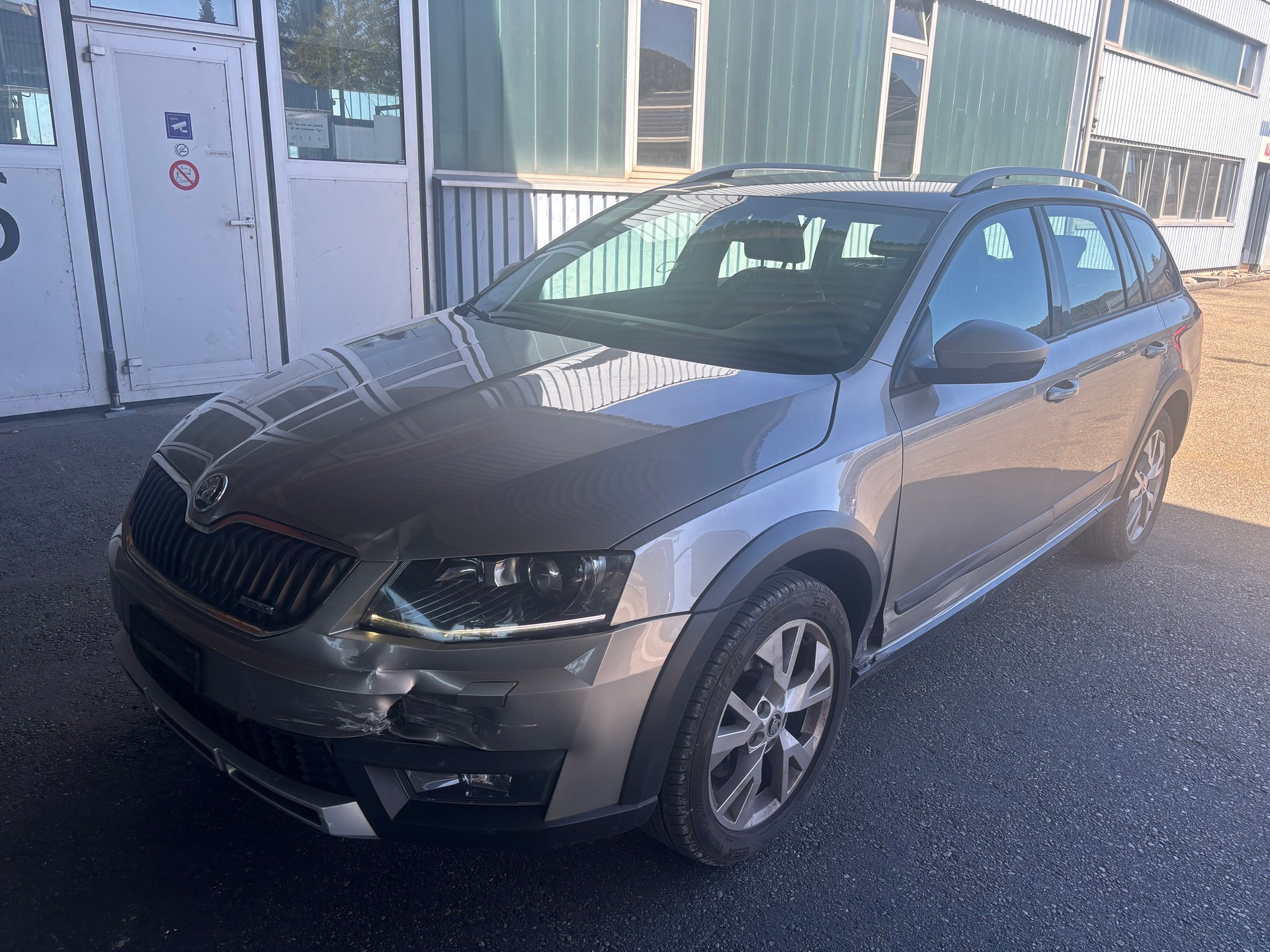 SKODA Octavia Combi 1.8 TSI Scout 4x4 DSG-image-0