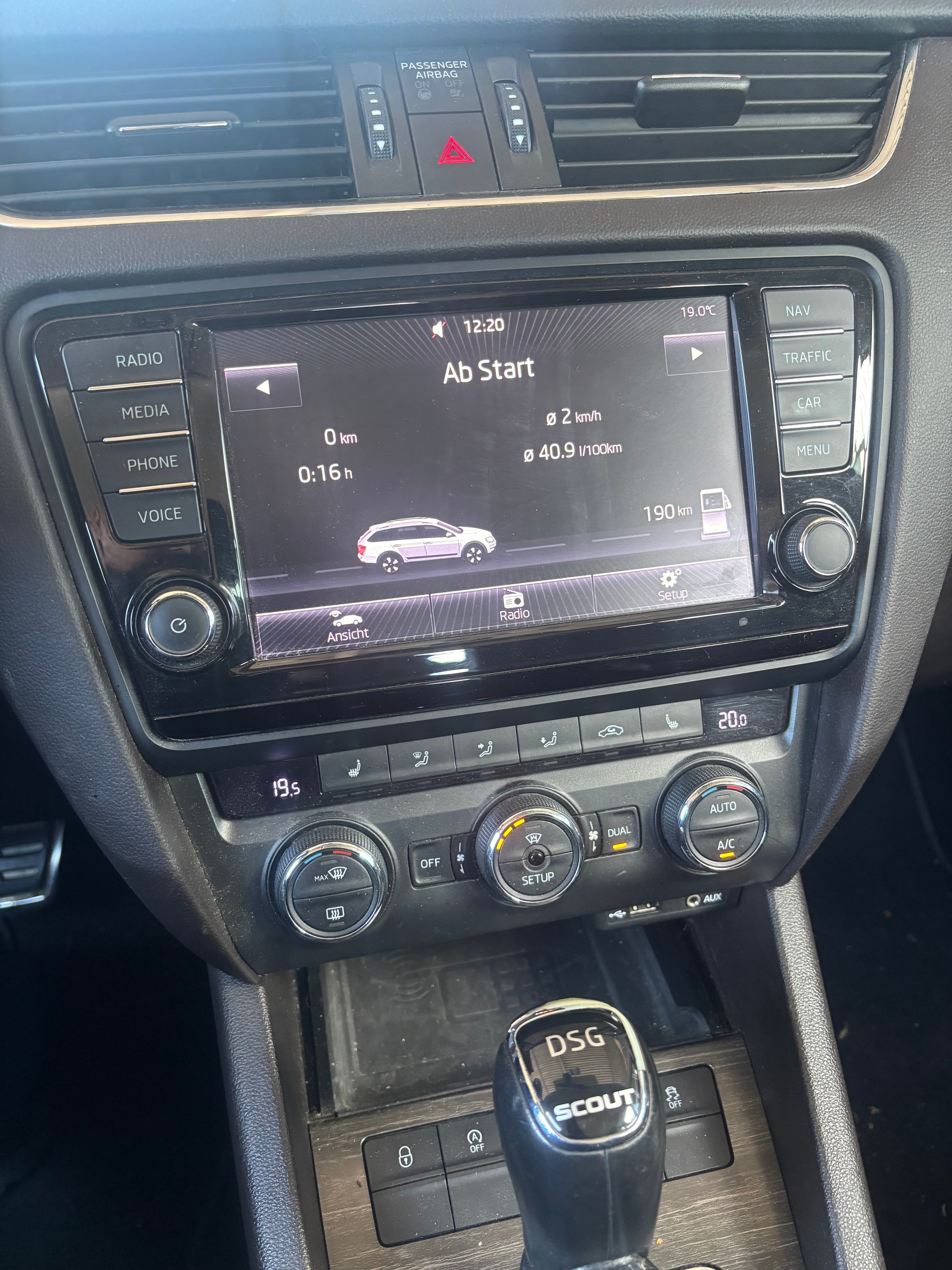 SKODA Octavia Combi 1.8 TSI Scout 4x4 DSG-image-9