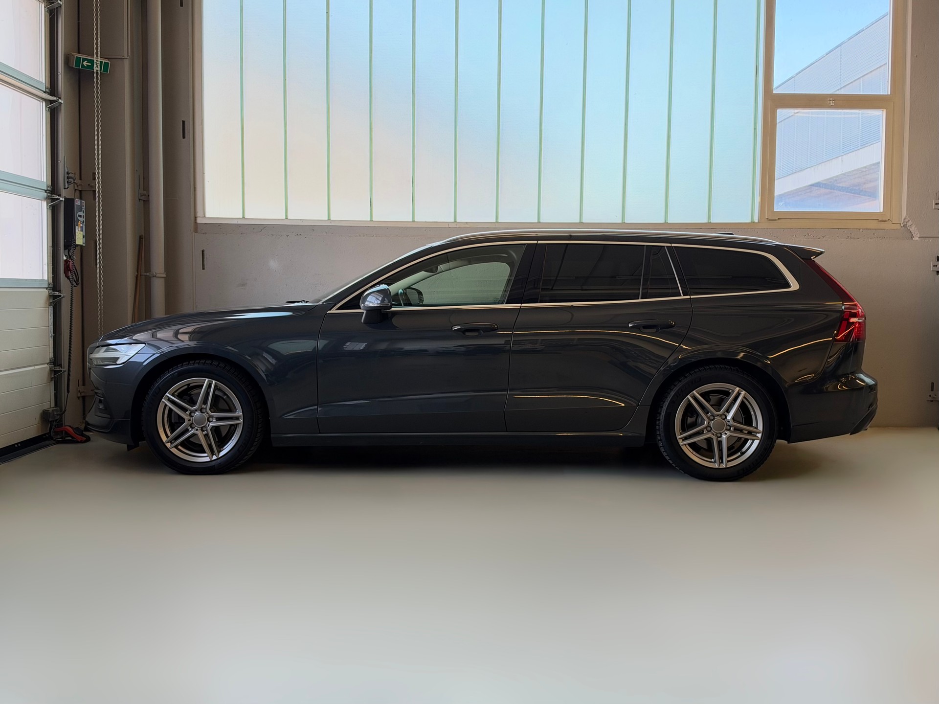 VOLVO V60 D4 Momentum Geartronic-image-4