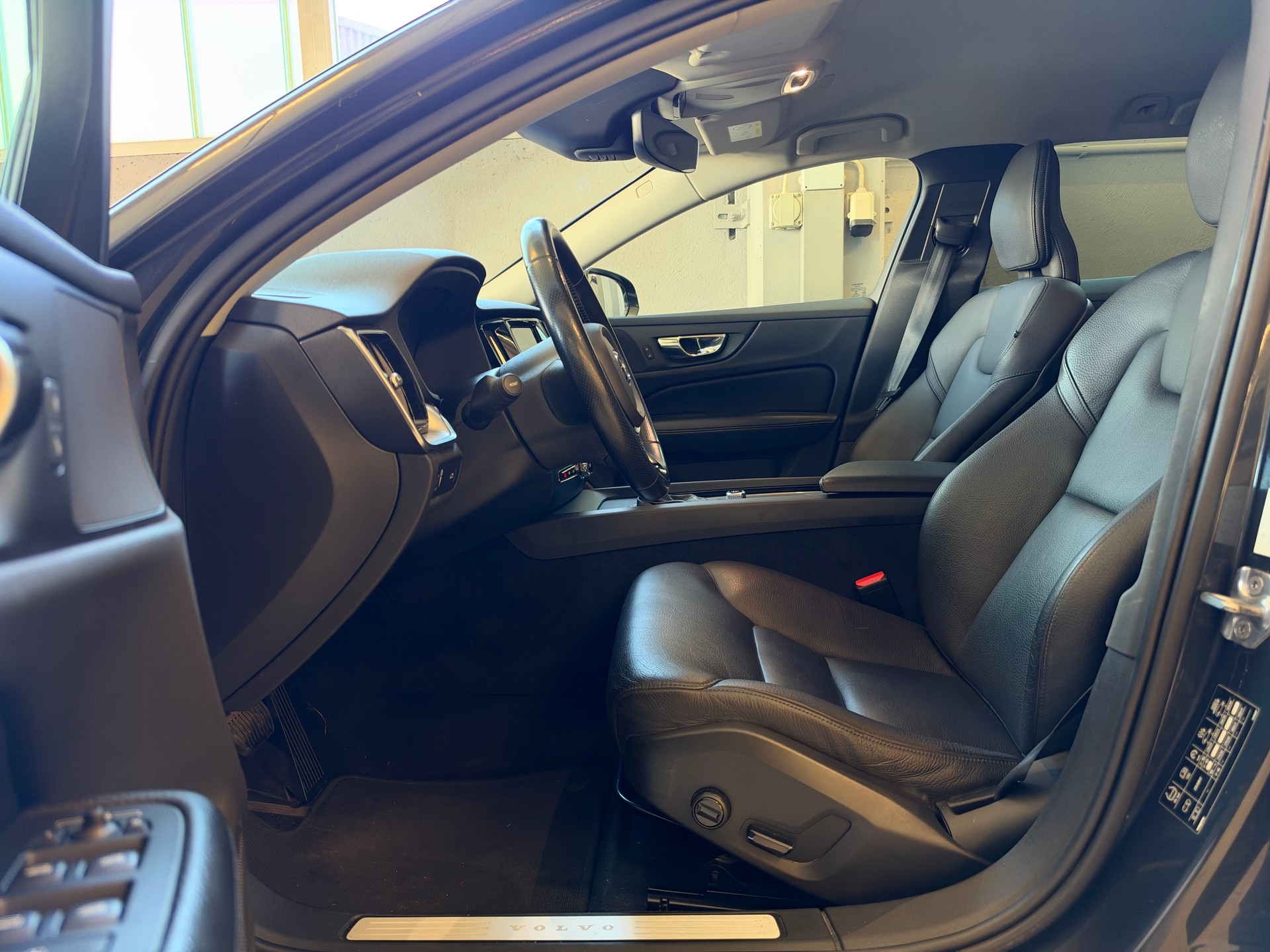 VOLVO V60 D4 Momentum Geartronic-image-9