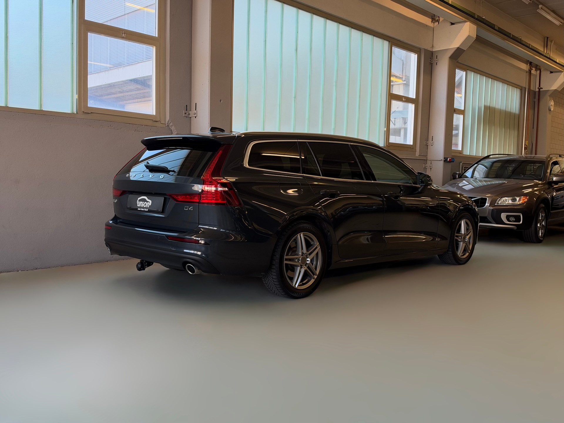 VOLVO V60 D4 Momentum Geartronic-image-5