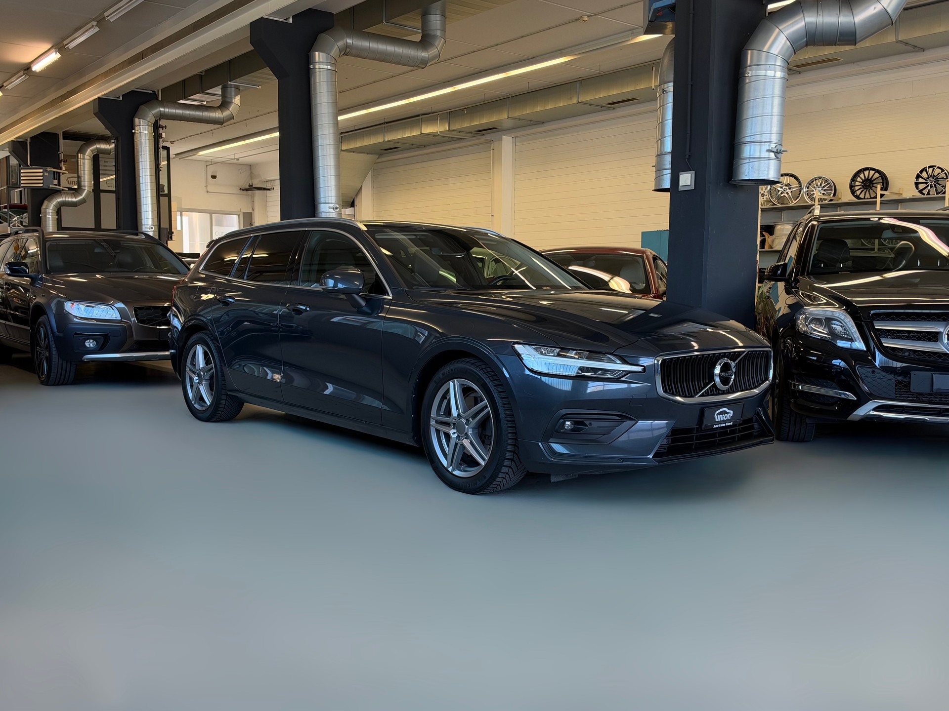 VOLVO V60 D4 Momentum Geartronic-image-1