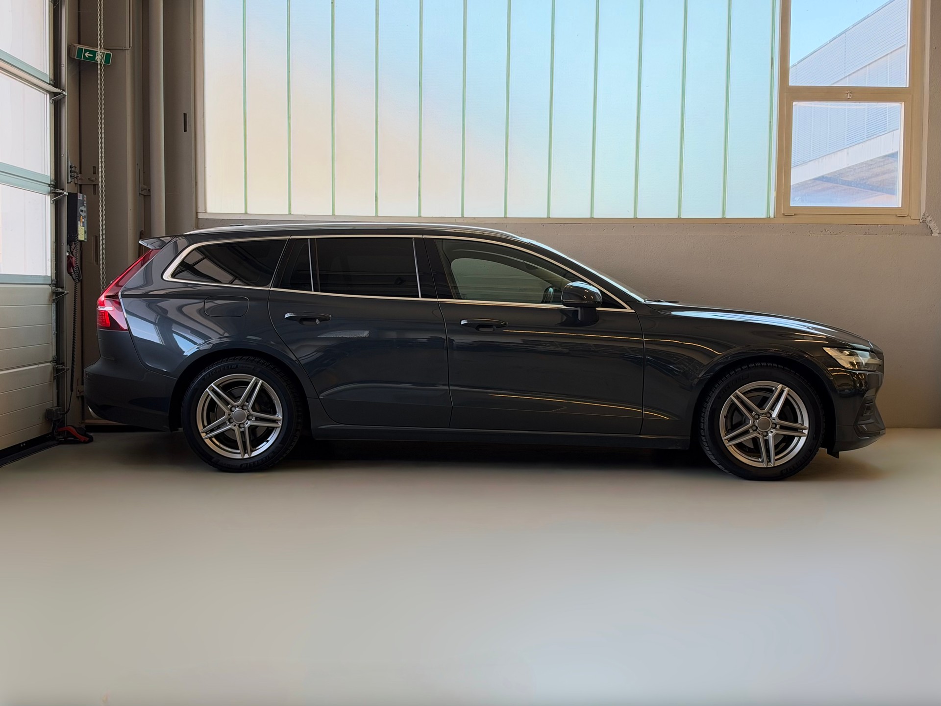 VOLVO V60 D4 Momentum Geartronic-image-3