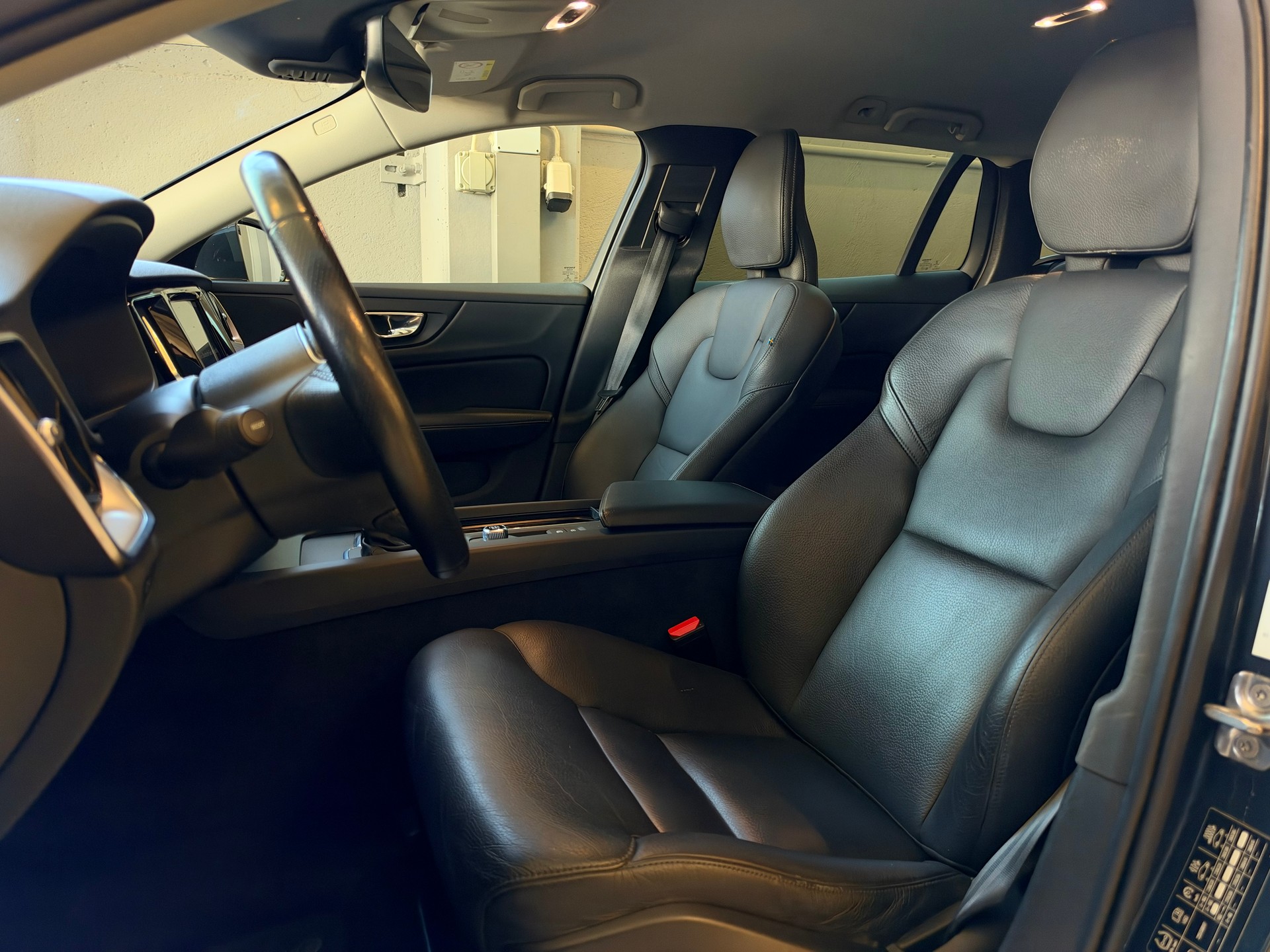 VOLVO V60 D4 Momentum Geartronic-image-11