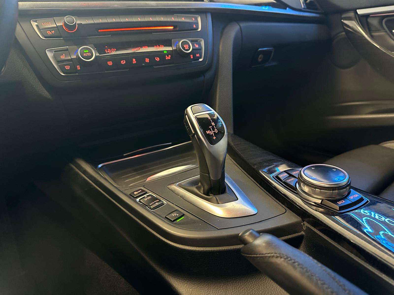 BMW 320i xDrive Touring Modern Line Steptronic-image-24
