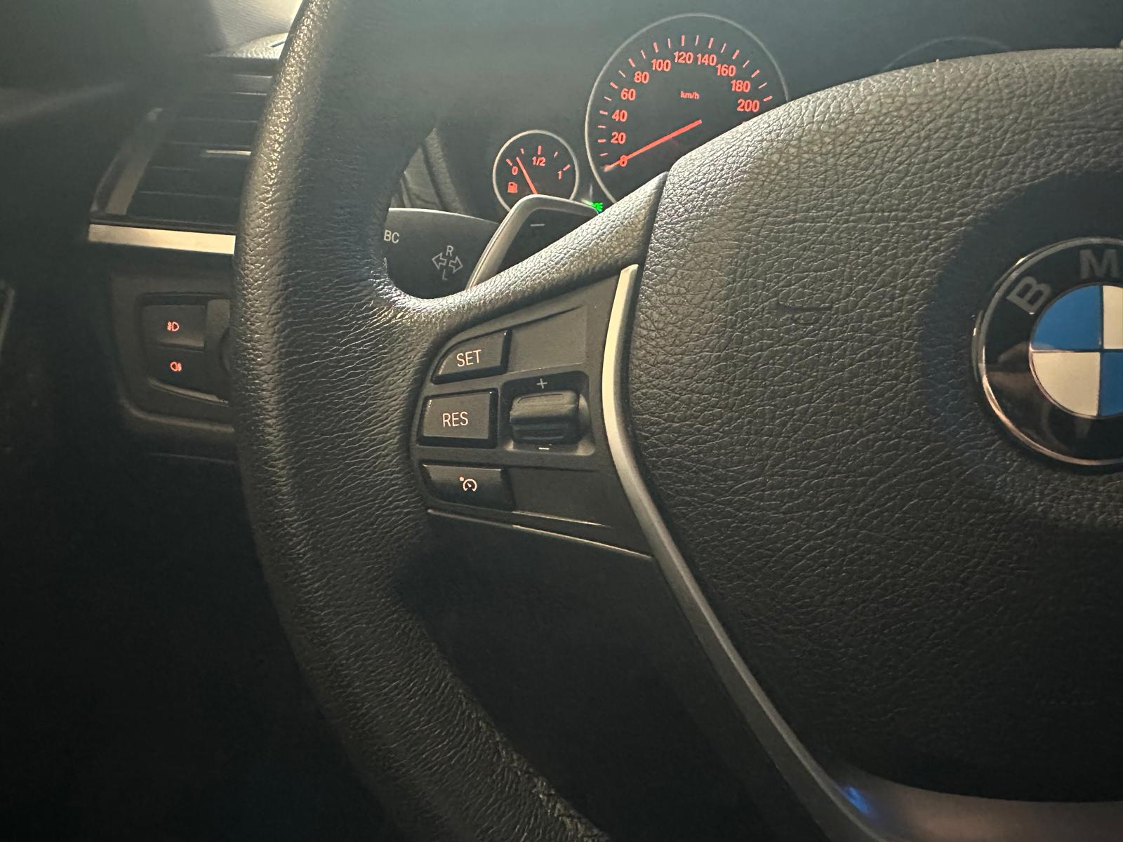 BMW 320i xDrive Touring Modern Line Steptronic-image-17