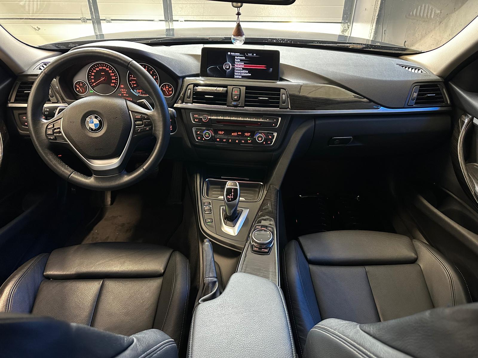BMW 320i xDrive Touring Modern Line Steptronic-image-13
