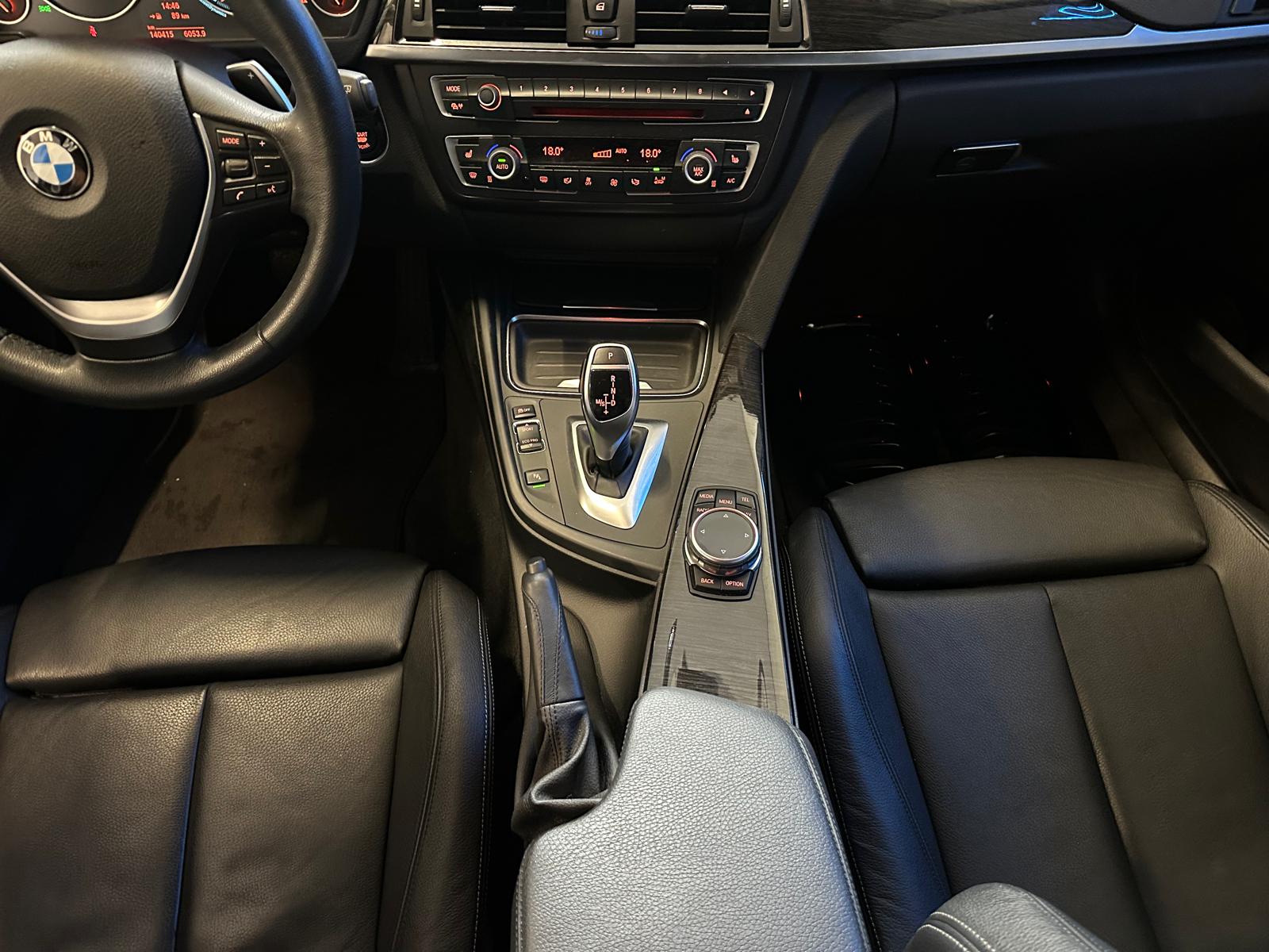 BMW 320i xDrive Touring Modern Line Steptronic-image-14