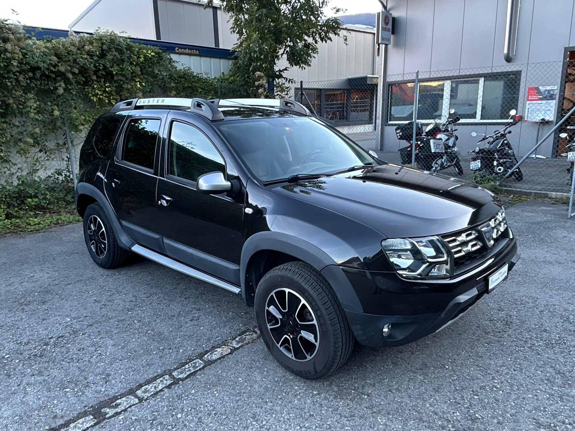 DACIA Duster 1.2 T Urban Explorer 4x4-image-1