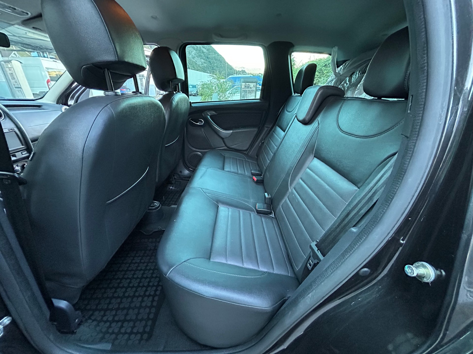 DACIA Duster 1.2 T Urban Explorer 4x4-image-12
